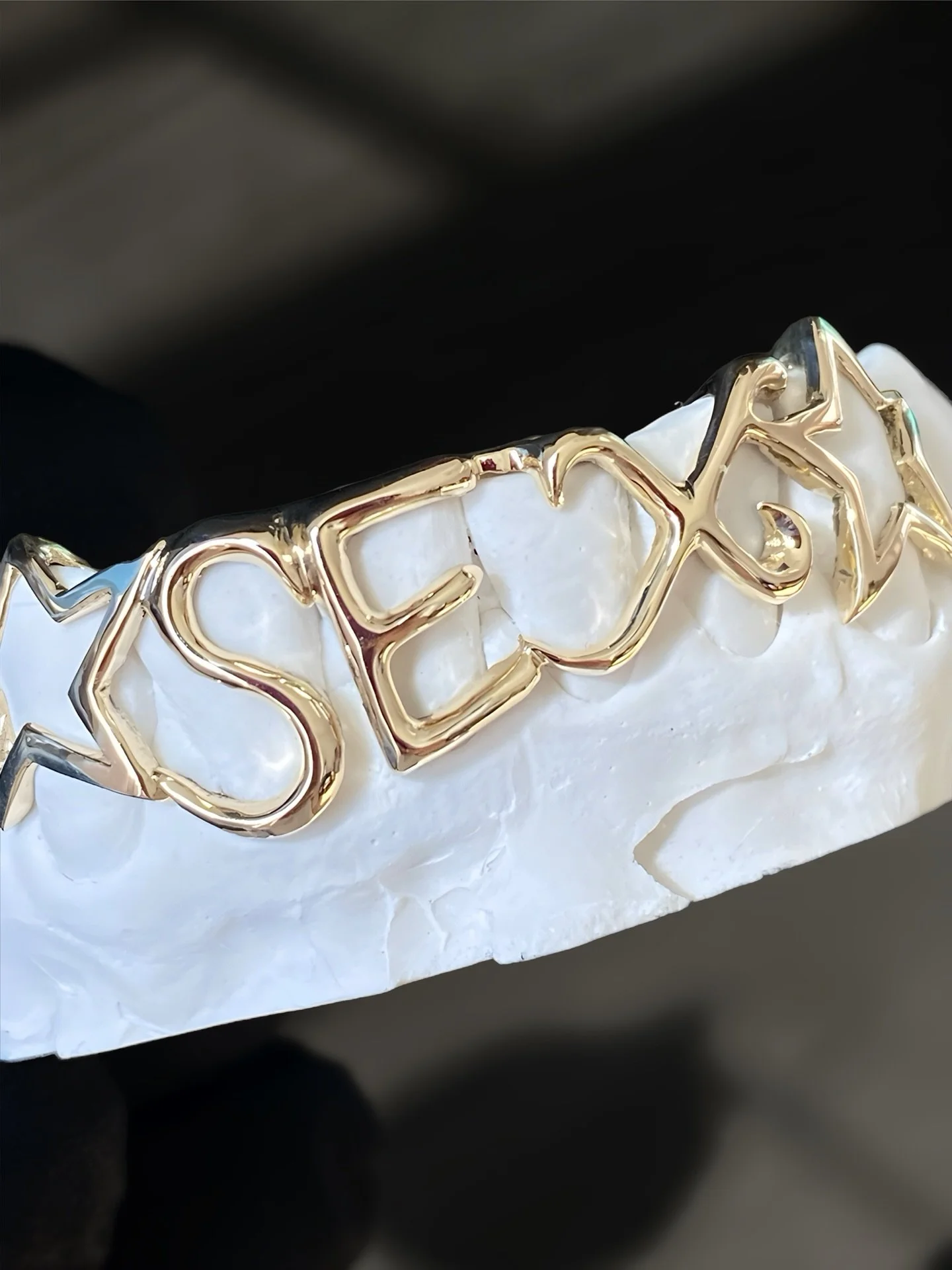 Wrap it up… in gold 🙂‍↕️ 
#tagresponsibly #grillzqueen #melbournegrillz #lagrillz #miamigrillz #nycgrillz