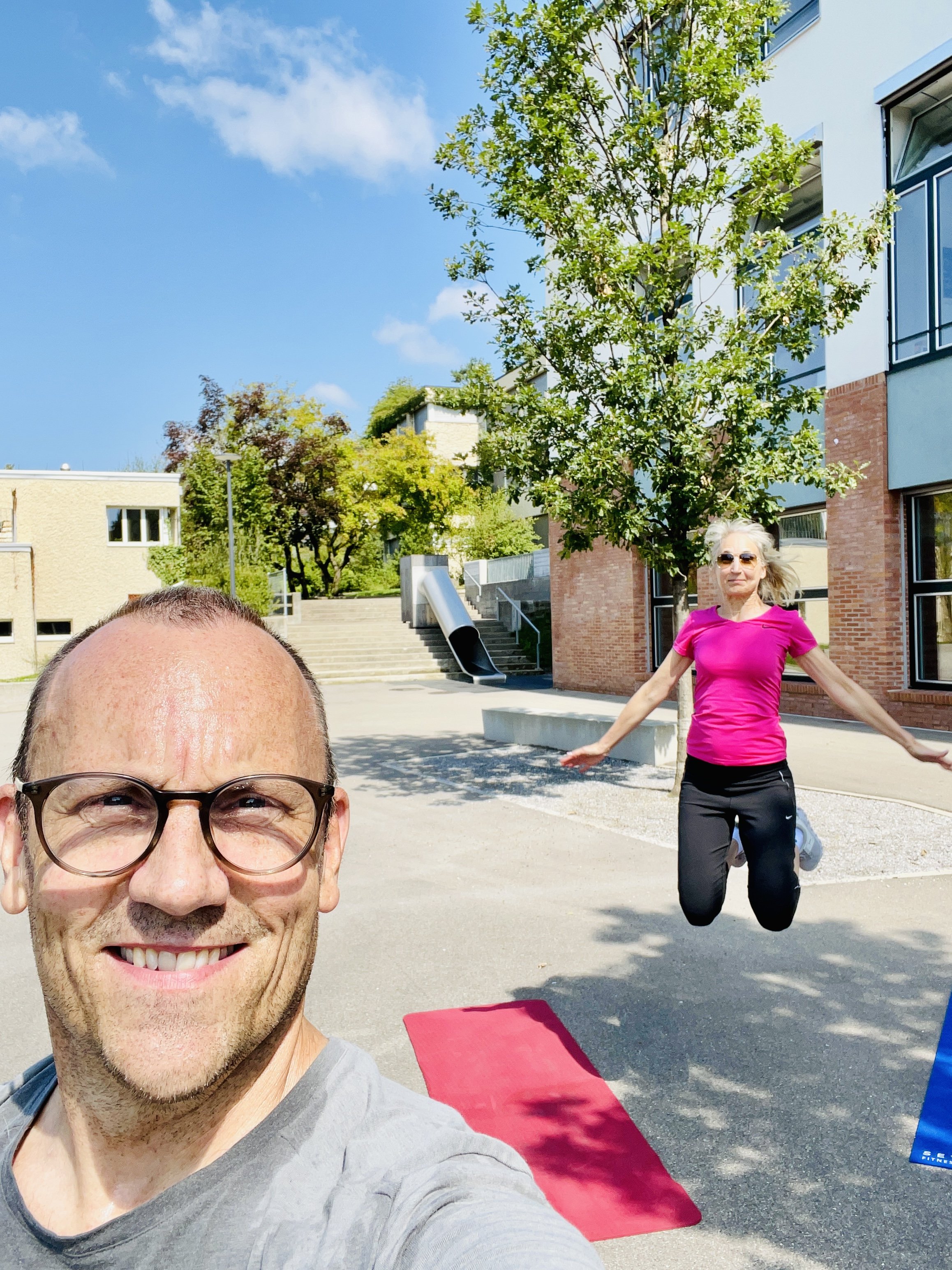 Group Fitness draussen.