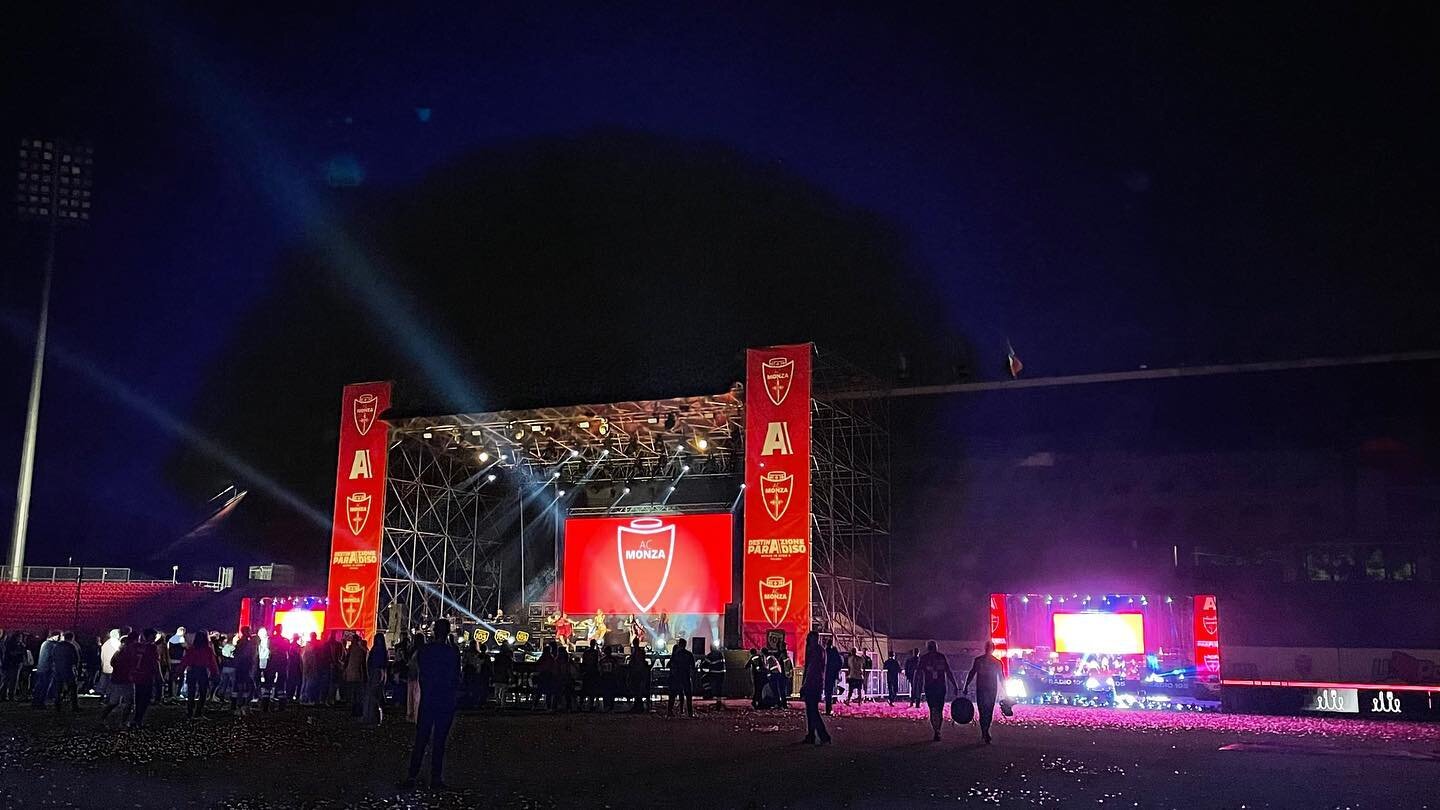 Grande festa per la promozione in A dell' AC Monza all'U-Power Stadium!
Moltissimi tifosi, ospiti vip come il presidente Berlusconi e Adriano Galliani per la premiazione della squadra e a seguire il concerto organizzato da GM e Radio 105... Si sono e