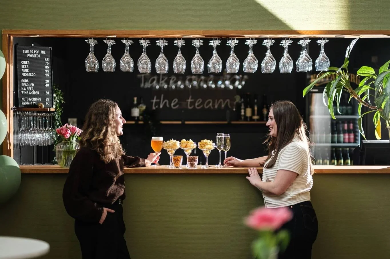 En bra konferens handlar inte bara om vad ni ska prata om, utan var ni m&ouml;ts.
P&aring; v&aring;r anl&auml;ggning @teamfabriken Malm&ouml; erbjuder vi ljusa och genomt&auml;nkta lokaler och konferensrum. H&auml;r kan ni kombinera m&ouml;ten med fi