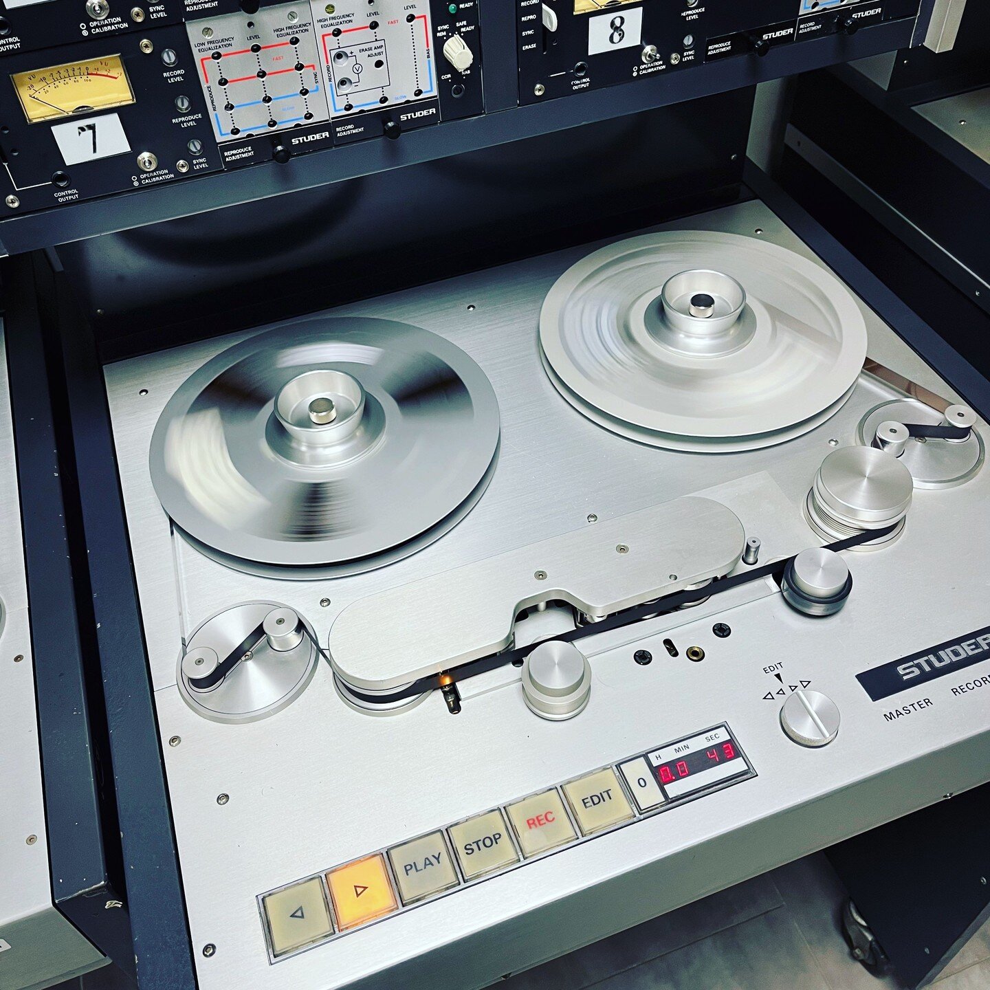 Pr&eacute;paration d'une bande 1/2 pouces 4 pistes apr&egrave;s passage en &eacute;tuve ! #digitization #tapedigitization #tapemachine #studer #audioarchives #audio #audiogecko #preservation #studera80 #multitracktaperecording