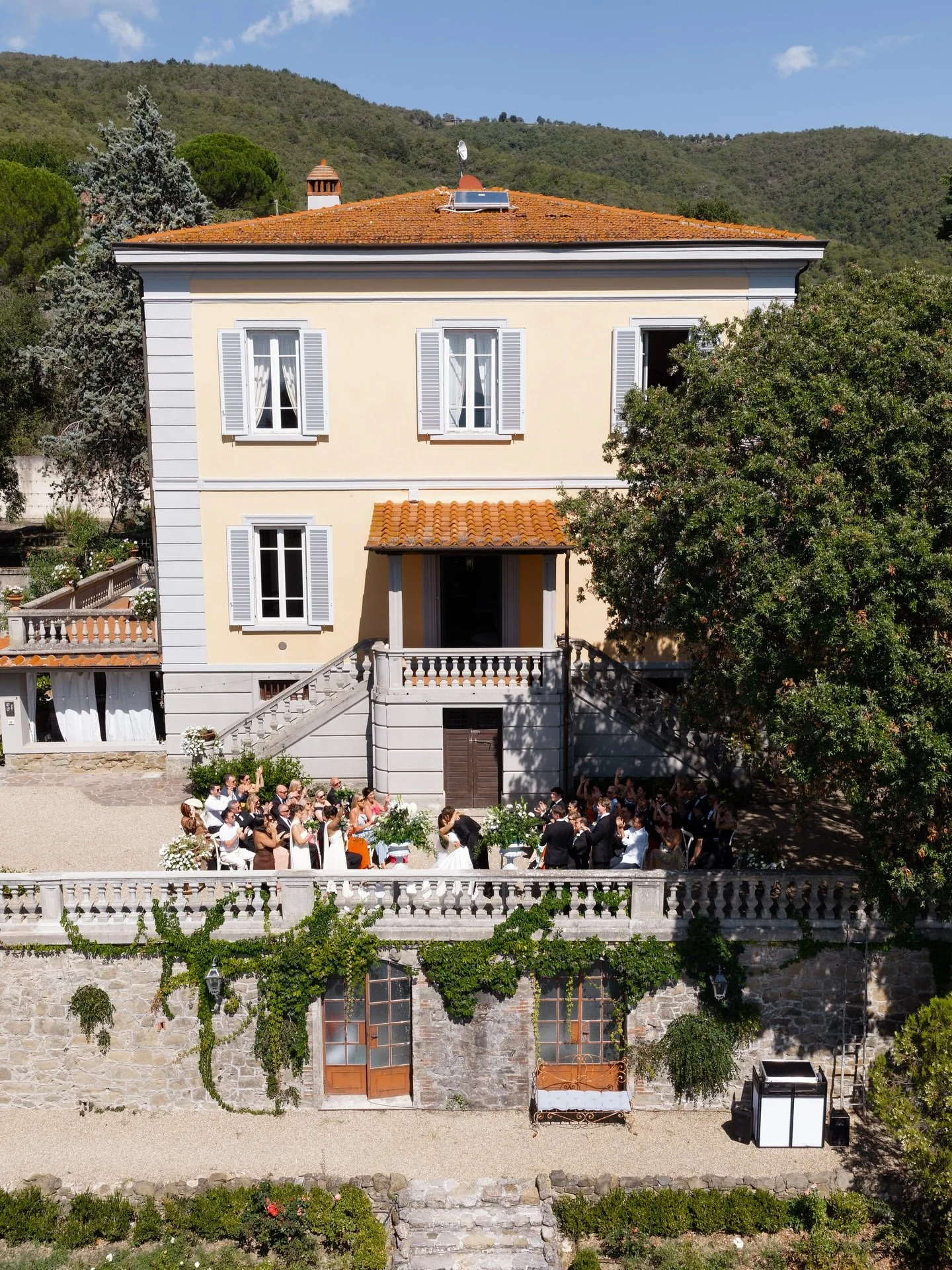 Villa Belvedere facade decorated with flowers for the wedding in Loro Ciuffenna