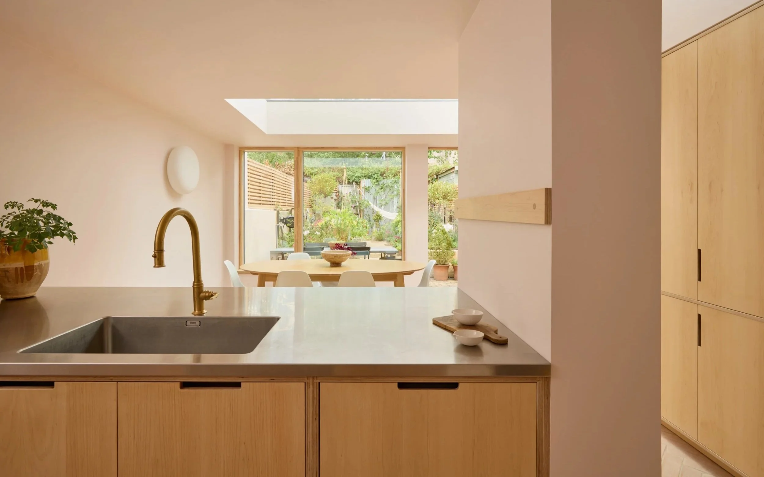 Lozi_Plywood_Kitchen_Layla%27s_LondonE8_05_MedRes_Sink_Dining_Garden.jpg
