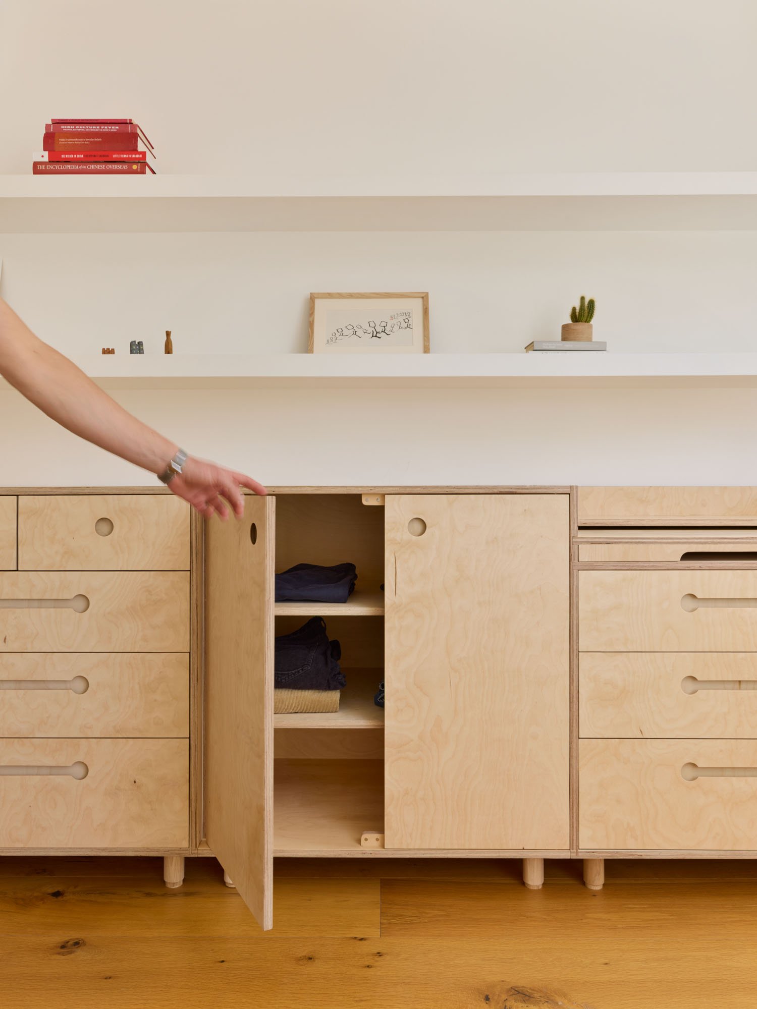 Lozi_bespoke_plywood_bedroom_furniture_short_wardrobe_Gerda_Konrad_10_low_res_clothes_storage_hand.jpg