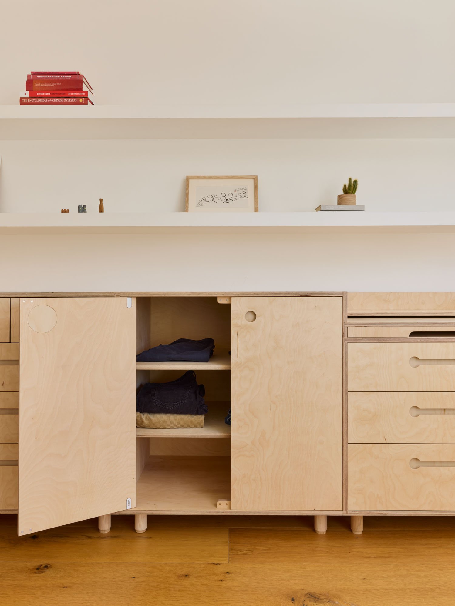 Lozi_bespoke_plywood_bedroom_furniture_short_wardrobe_Gerda_Konrad_11_low_res_adjustable_shelves.jpg