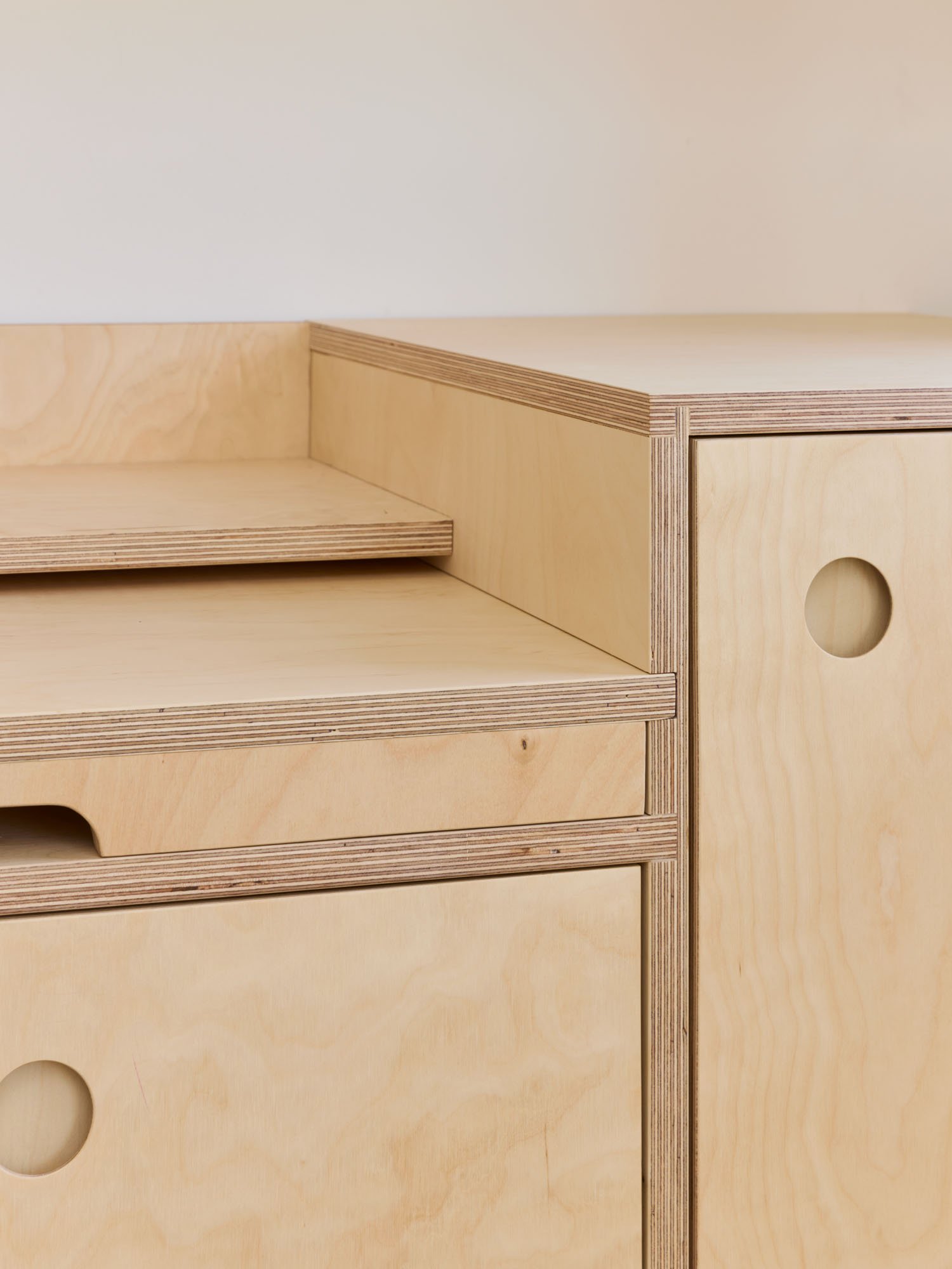 Lozi_bespoke_plywood_bedroom_furniture_short_wardrobe_Gerda_Konrad_3_low_res_pull_out_desk_closed.jpg