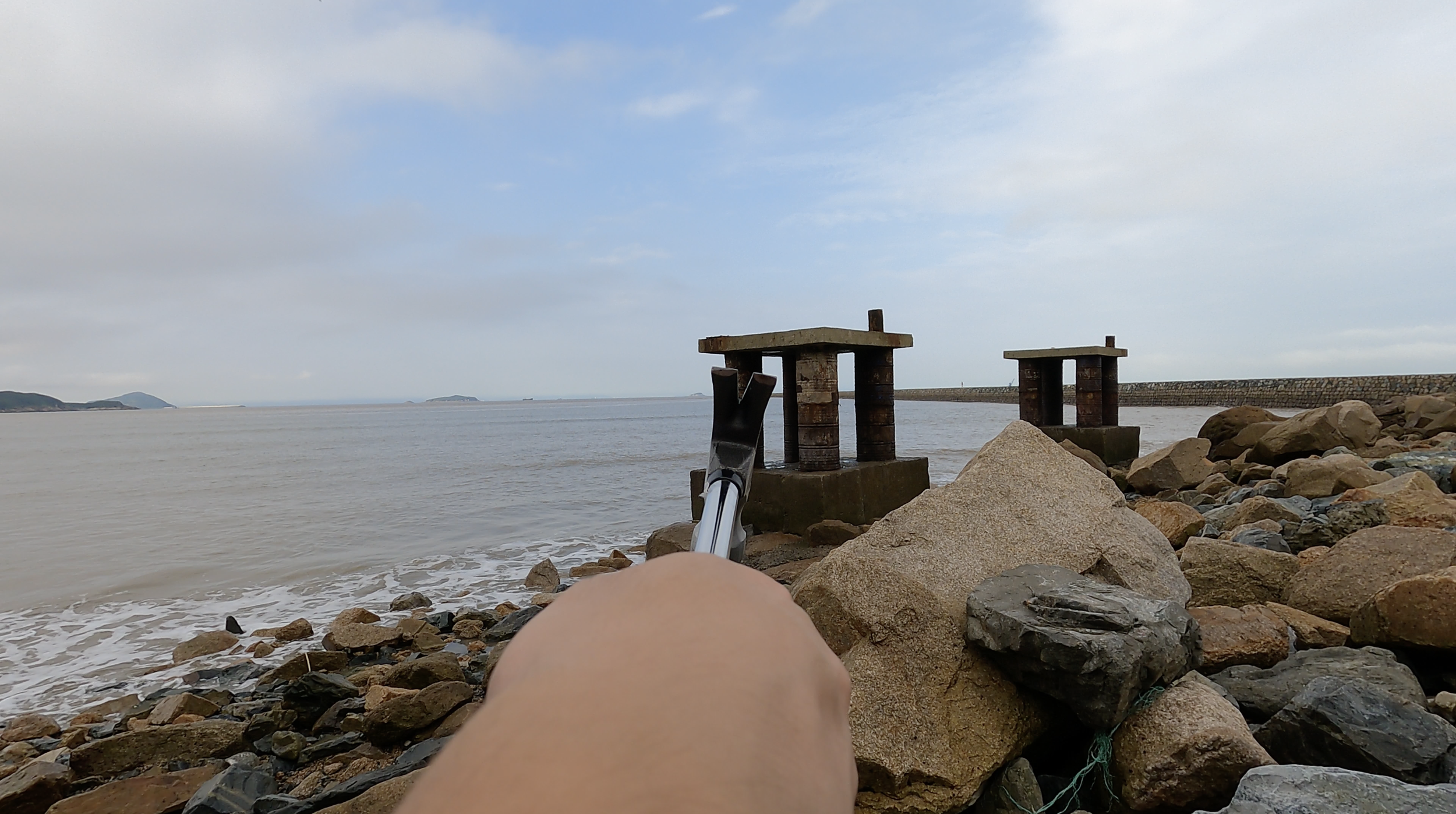 Necessary conditions for wave formation - Rocks and bridge pier