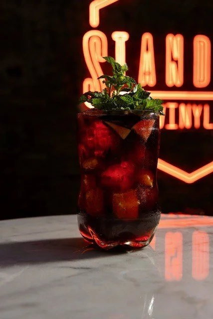 Cóctel Jaguar House con Fernet, Malbec y fruta de la pasión, en Standard Soho, Málaga