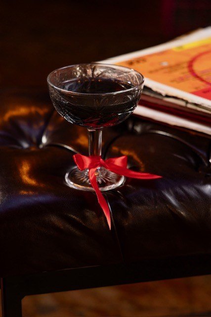 Back to Black · 10 €
London dry gin, melocotón, maracuyá, cítricos, bitter de pomelo y carbón activo.
