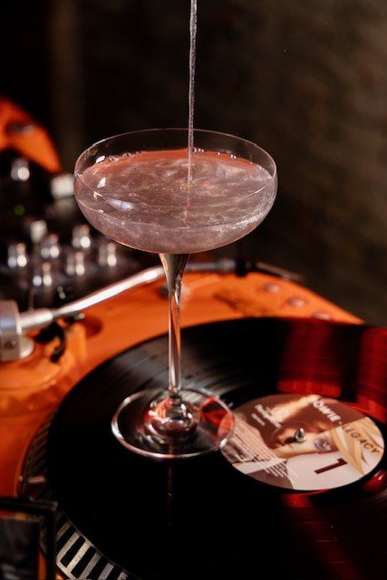 Let's Dance · 10 €
Bombay Sapphire, cordial de flor de saúco y violeta, cítricos, perfume de limón y polvo de plata.