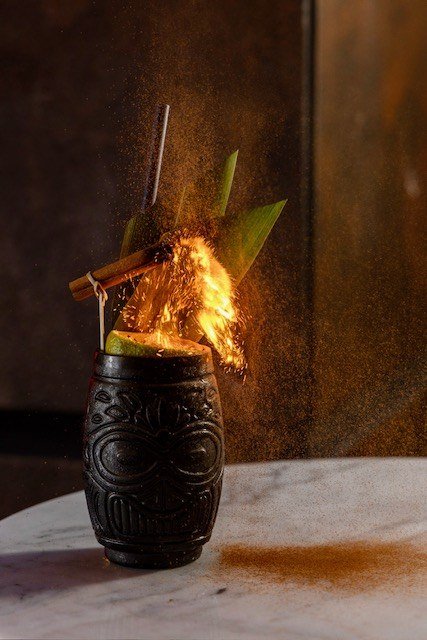 Cóctel Santería con ron oscuro, servido con fuego, en Standard Soho, Málaga