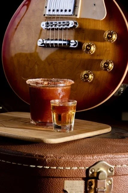 Stoner · 12 €
Mezcal, zumo de tomate, limón, mix de especias y cerveza, con chupito de bourbon Jim Beam.