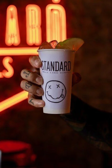 Cóctel Smell Like Teen Spirit en vaso de Standard, con whisky de manzana, en Standard Soho, Málaga