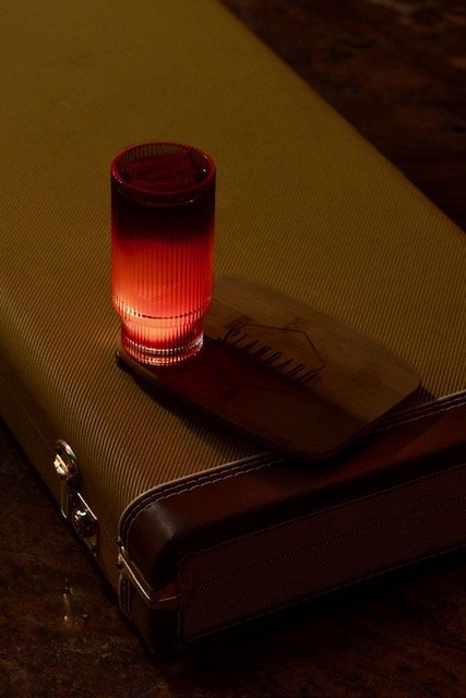 Sympathy for the Devil · 10 €
Tequila Jimador blanco, zumo de naranja natural, vino tinto Syrah y fresa.