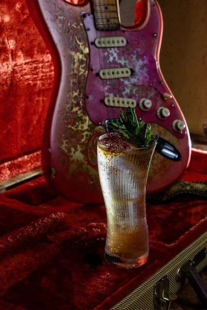Voodoo Child · 12 €
Neway spiced gin, flor eléctrica, cordial de tajín y ginger ale.