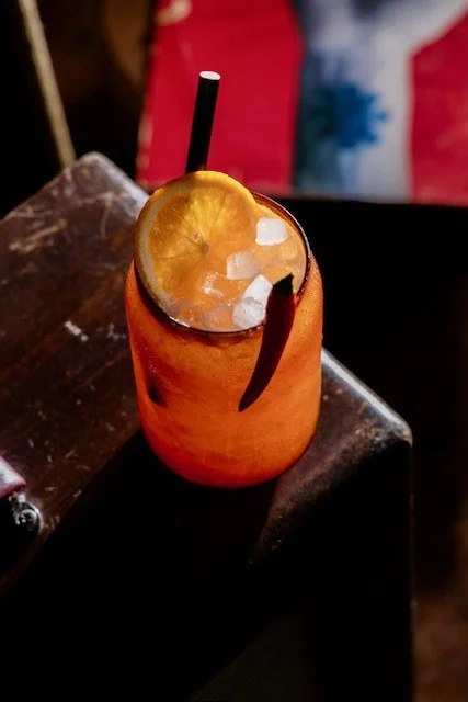 Cóctel Blood Sugar Sex Magik con ron, piña y naranja sanguina, en Standard Soho, Málaga