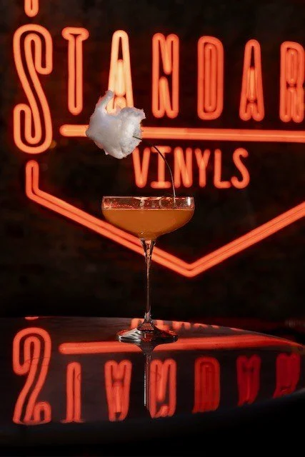 Bohemian Rhapsody · 11 €
Vodka, cordial de menta, Aperol, cítricos, cava y algodón de azúcar.
