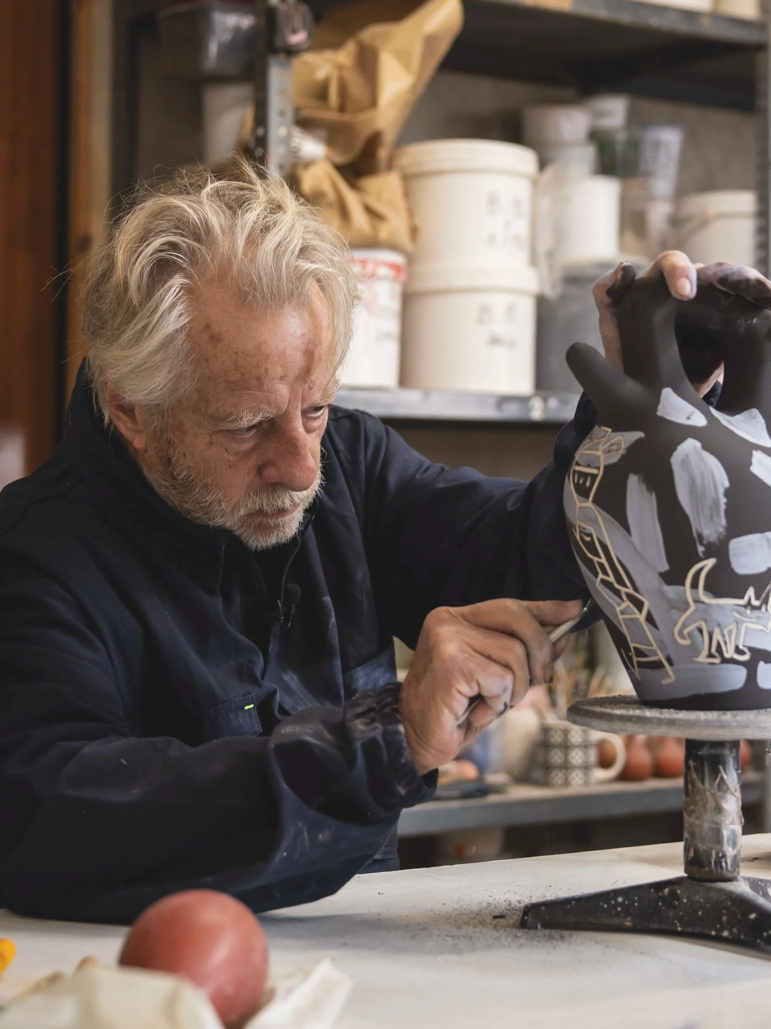 Javier Mariscal trabajando en el taller de cerámica, 2026