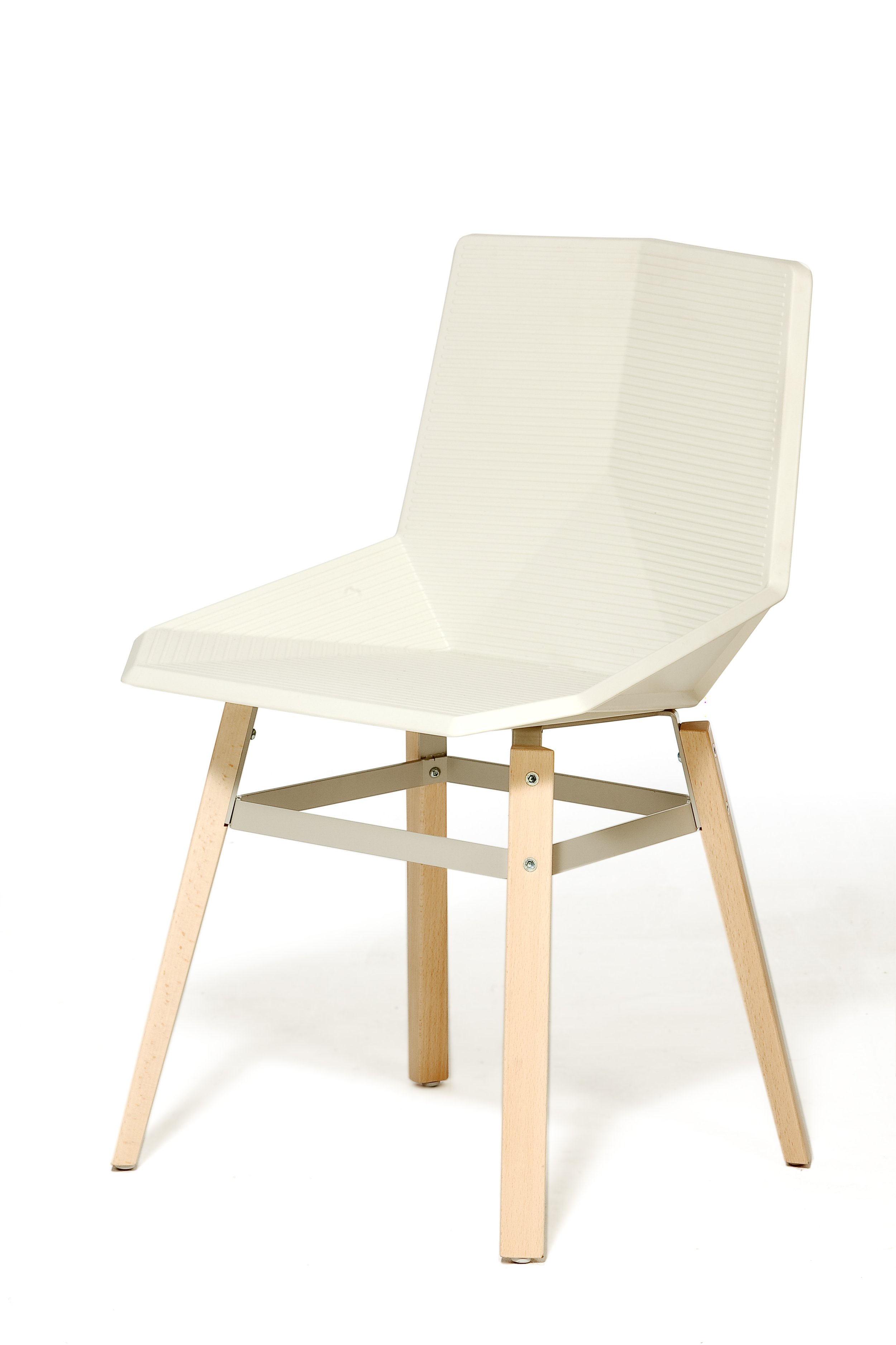 Silla Green colours madera en blanco editado por Mobles 114 empresa de Barcelona