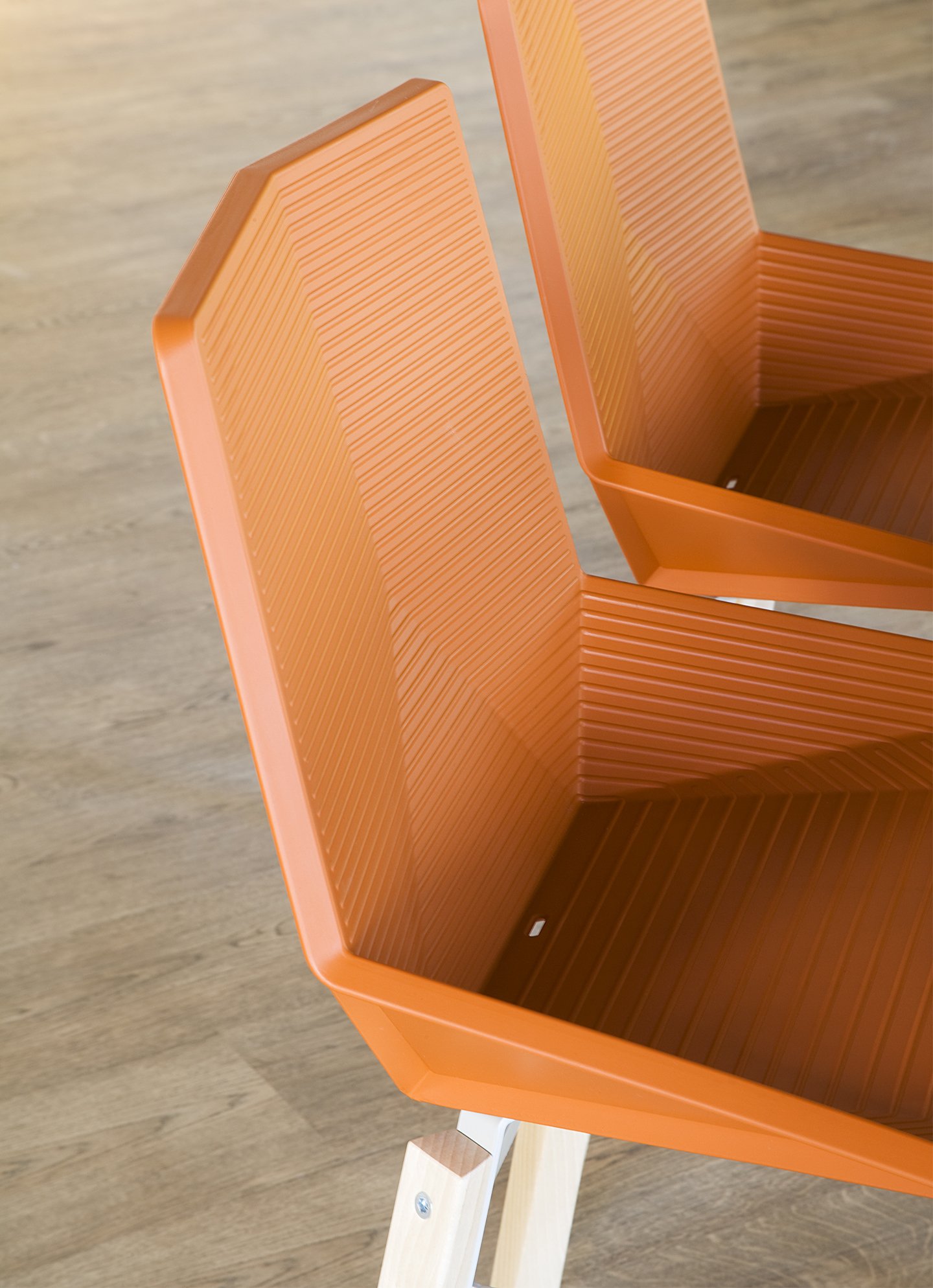 Foto detalle de la silla Green en naranja editada por Mobles 114