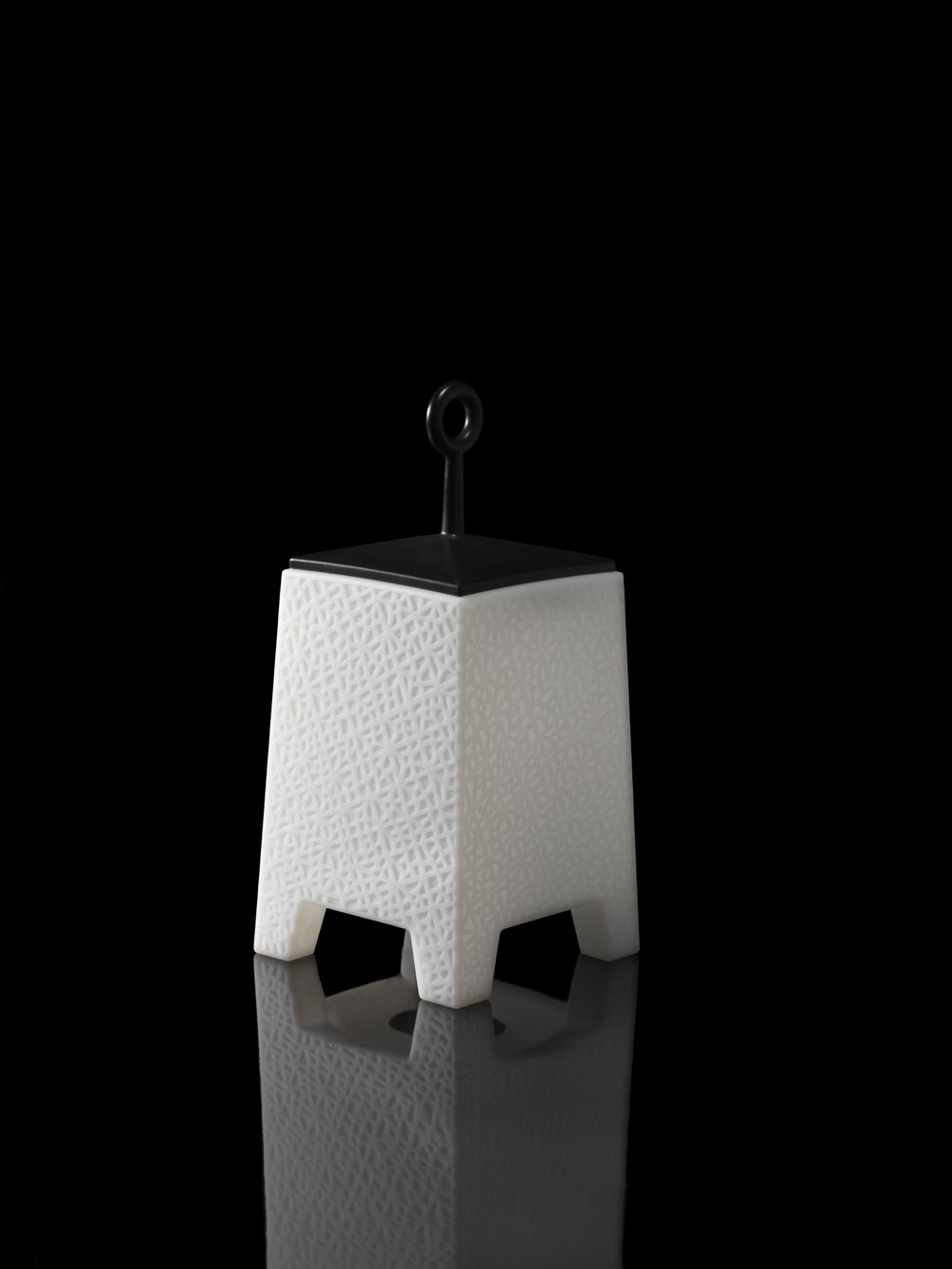 Lampara Mora pequeña en blanco diseñada por Javier Mariscal producida por Vondom