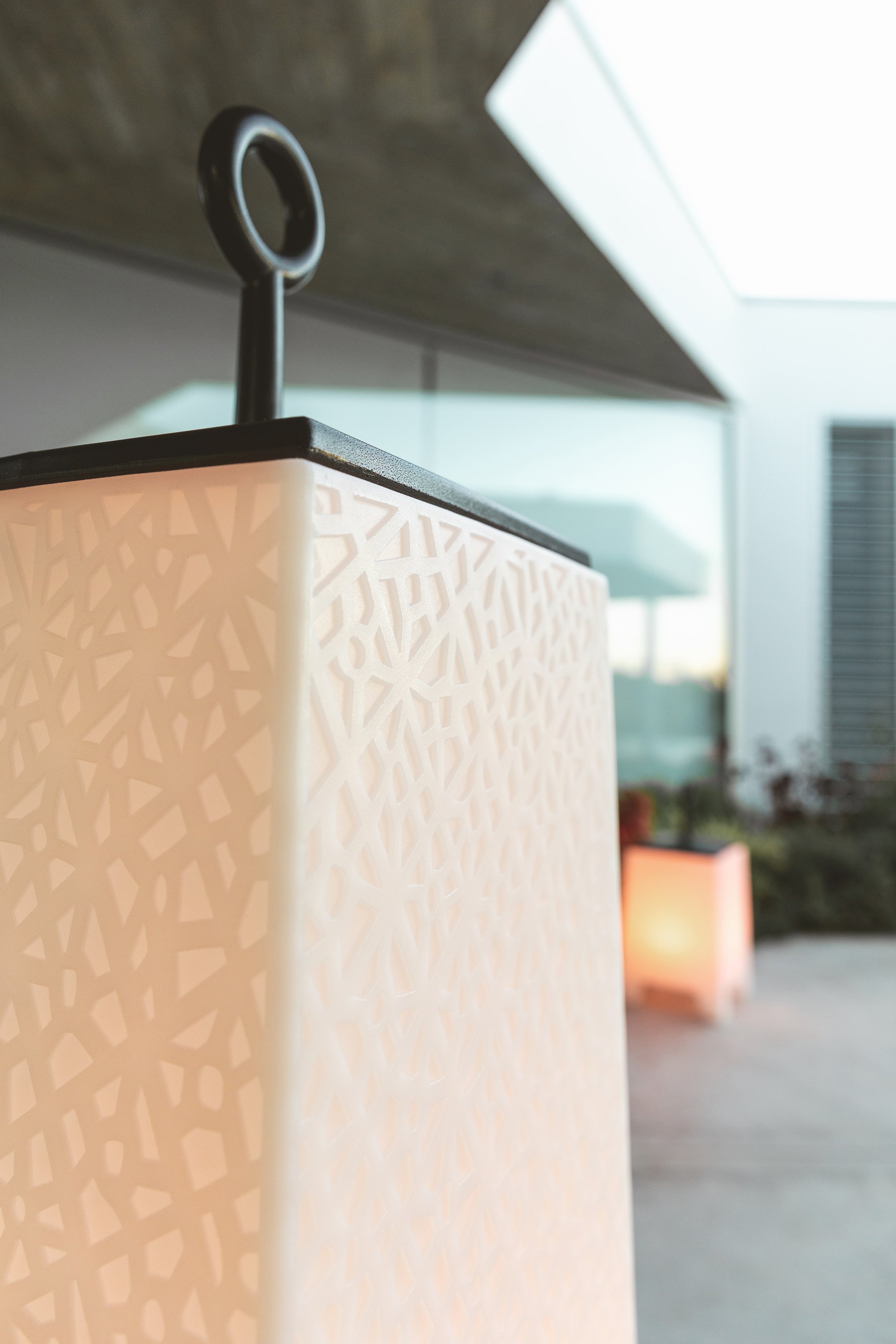 Detalle de la lampara mora exterior diseñada por Javier Mariscal producida por Vondom