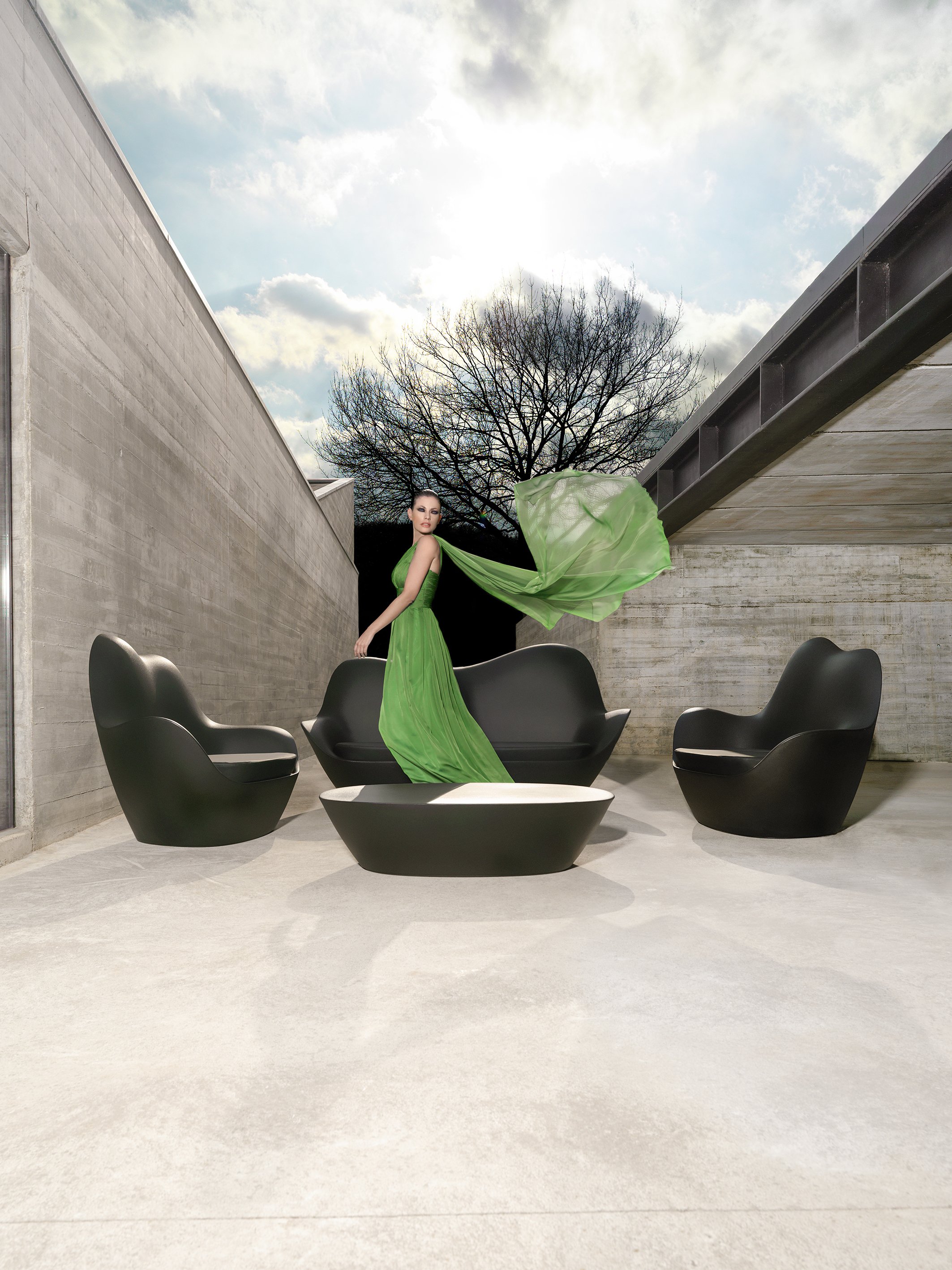 Foto de los sofas sabinas de vondom en una terraza