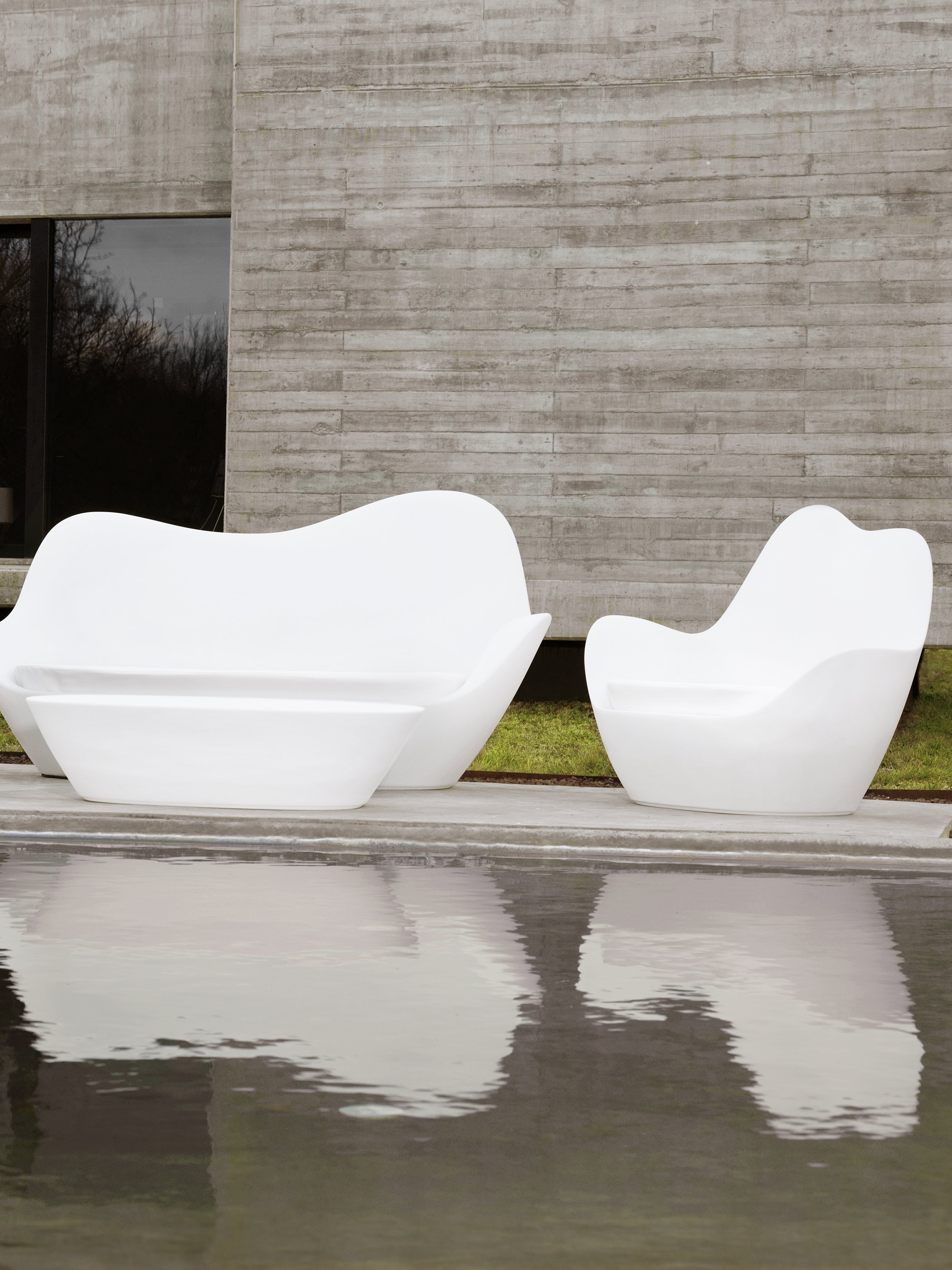 Foto de los sofas sabinas en blanco en una terraza con piscina, diseño de Javier Mariscal
