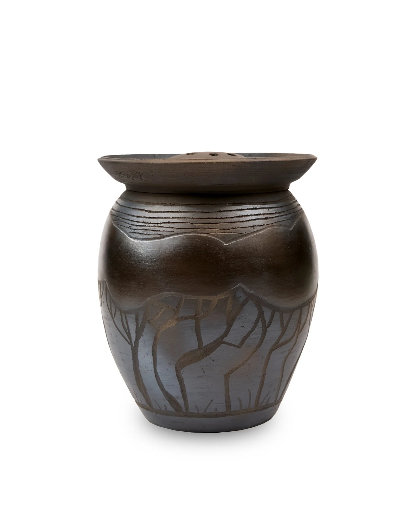 Anafe producido con la tecnica de ceramica negra de avilés, con dibujos de pinos que envuelven la pieza de Javier Mariscal. Pieza única