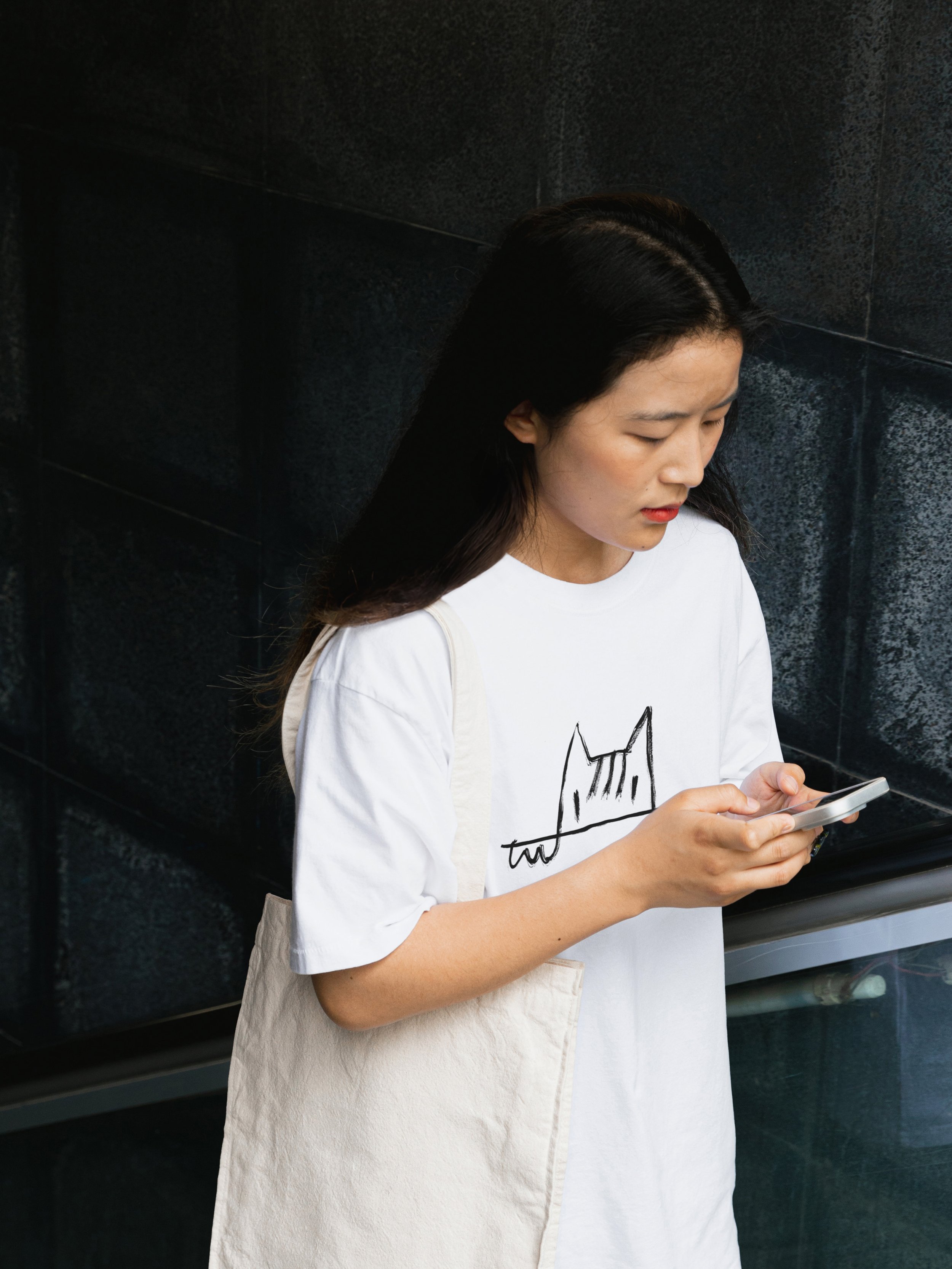Camiseta blanca de algodón orgánicos, con un diseño de Javier Mariscal, estampado con serigrafía, producido en Barcelona.