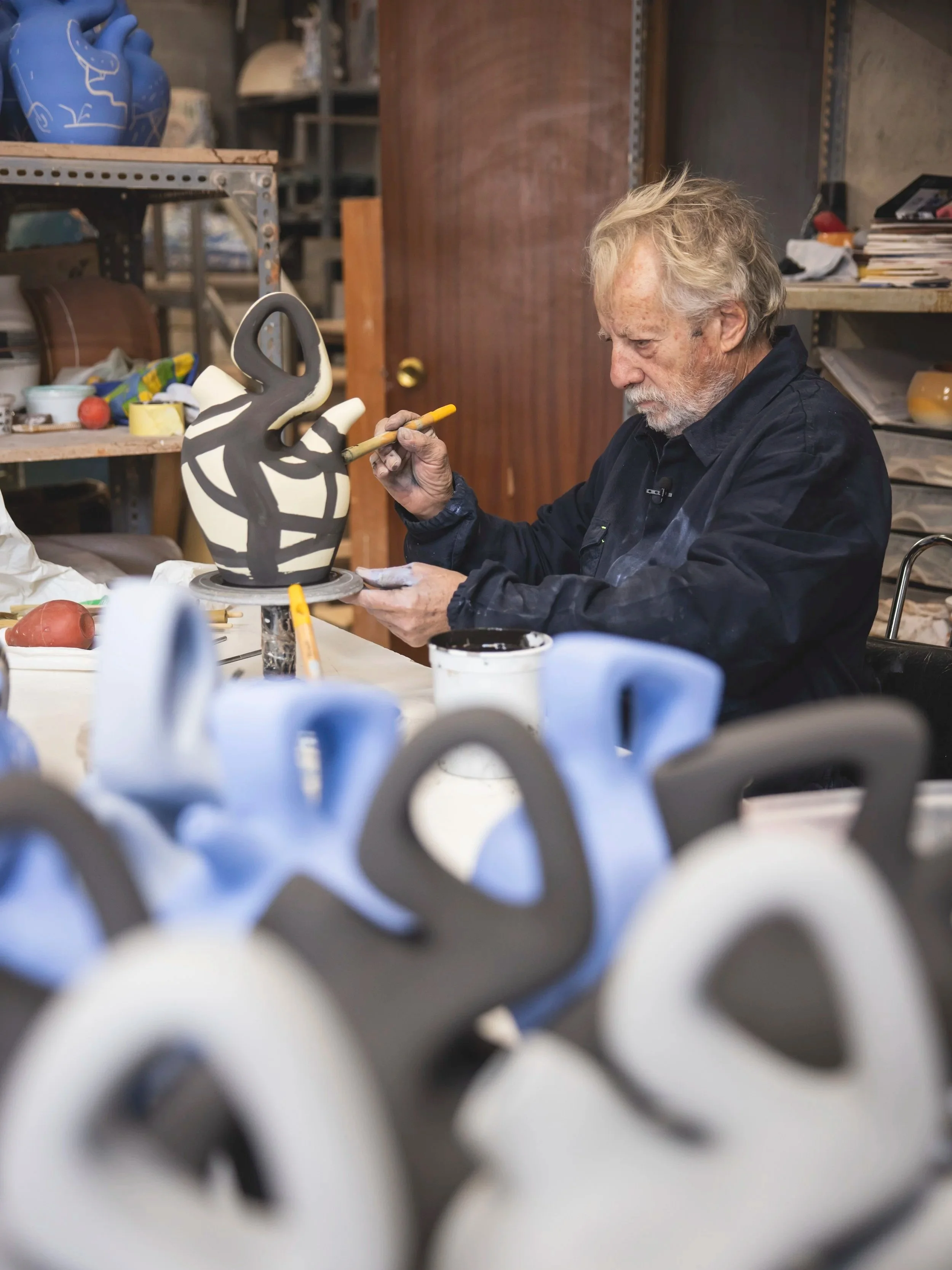 Mariscal trabajando en el taller de cerámica en la colección de botijos personalizados