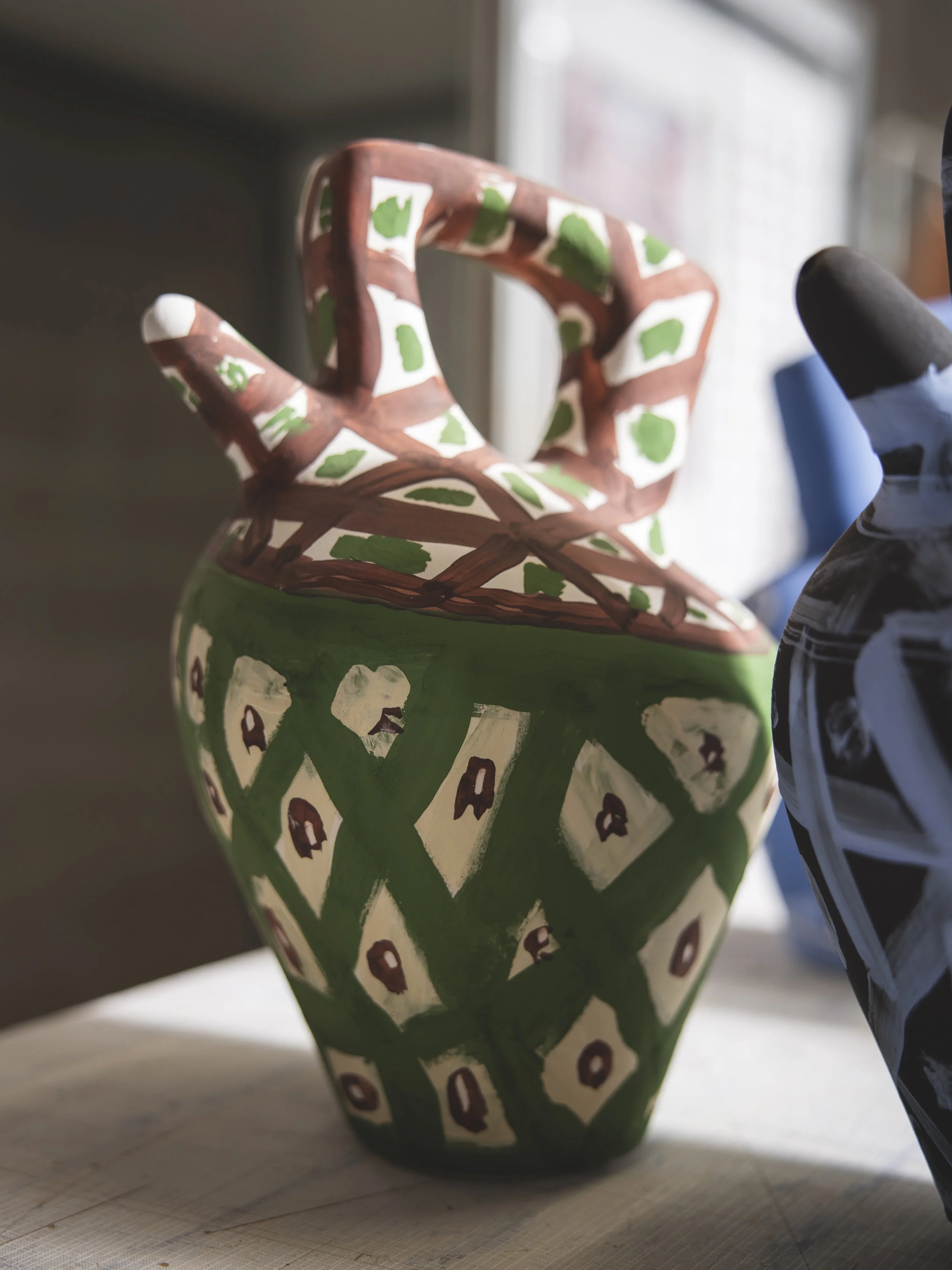 Botijo en el taller de ceramica Gomez y Gomez, pieza artesanal única por Javier Mariscal