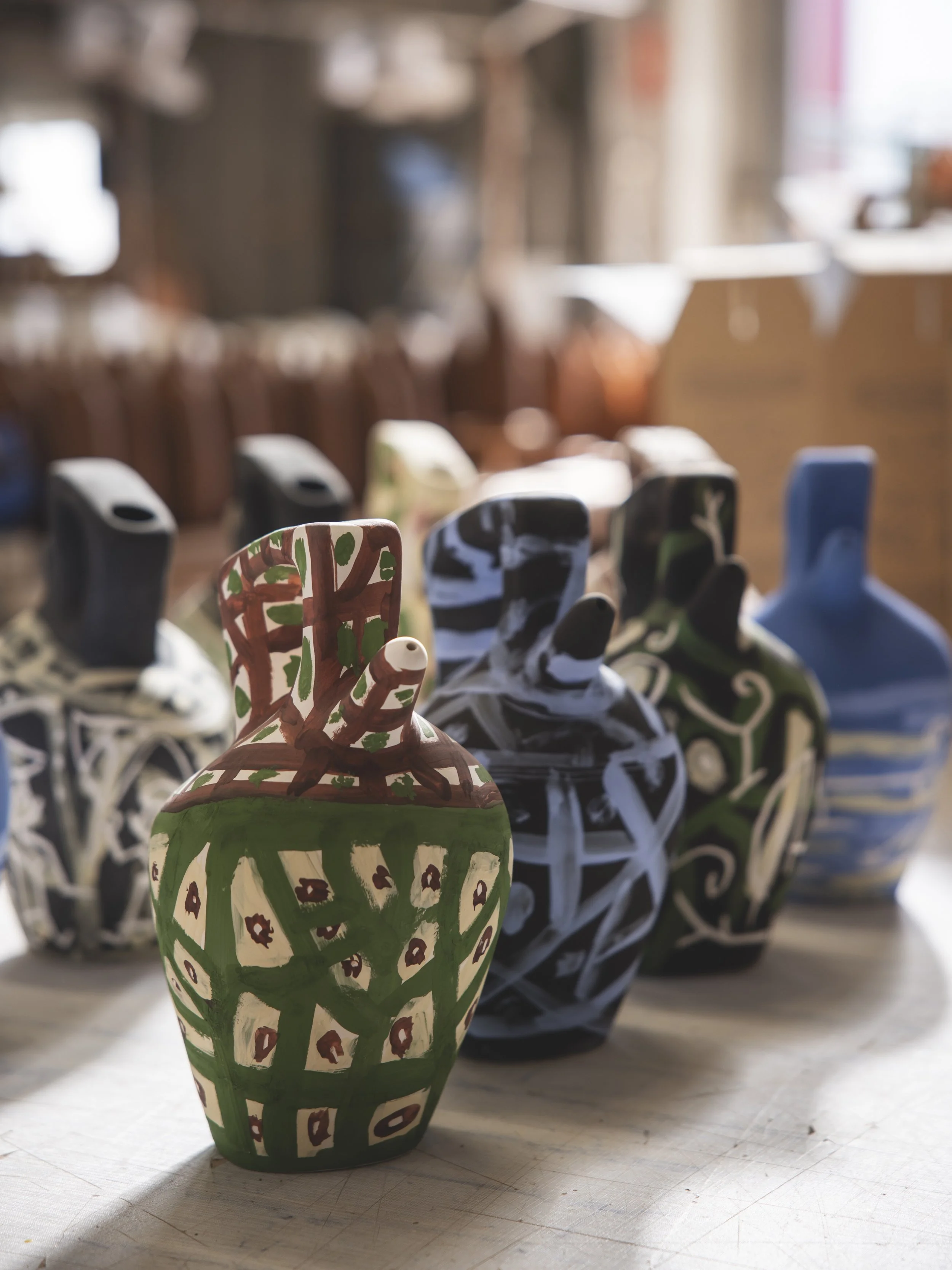 Taller de cerámica donde se ve la coleccion de botijos. Pieza única realizada en España