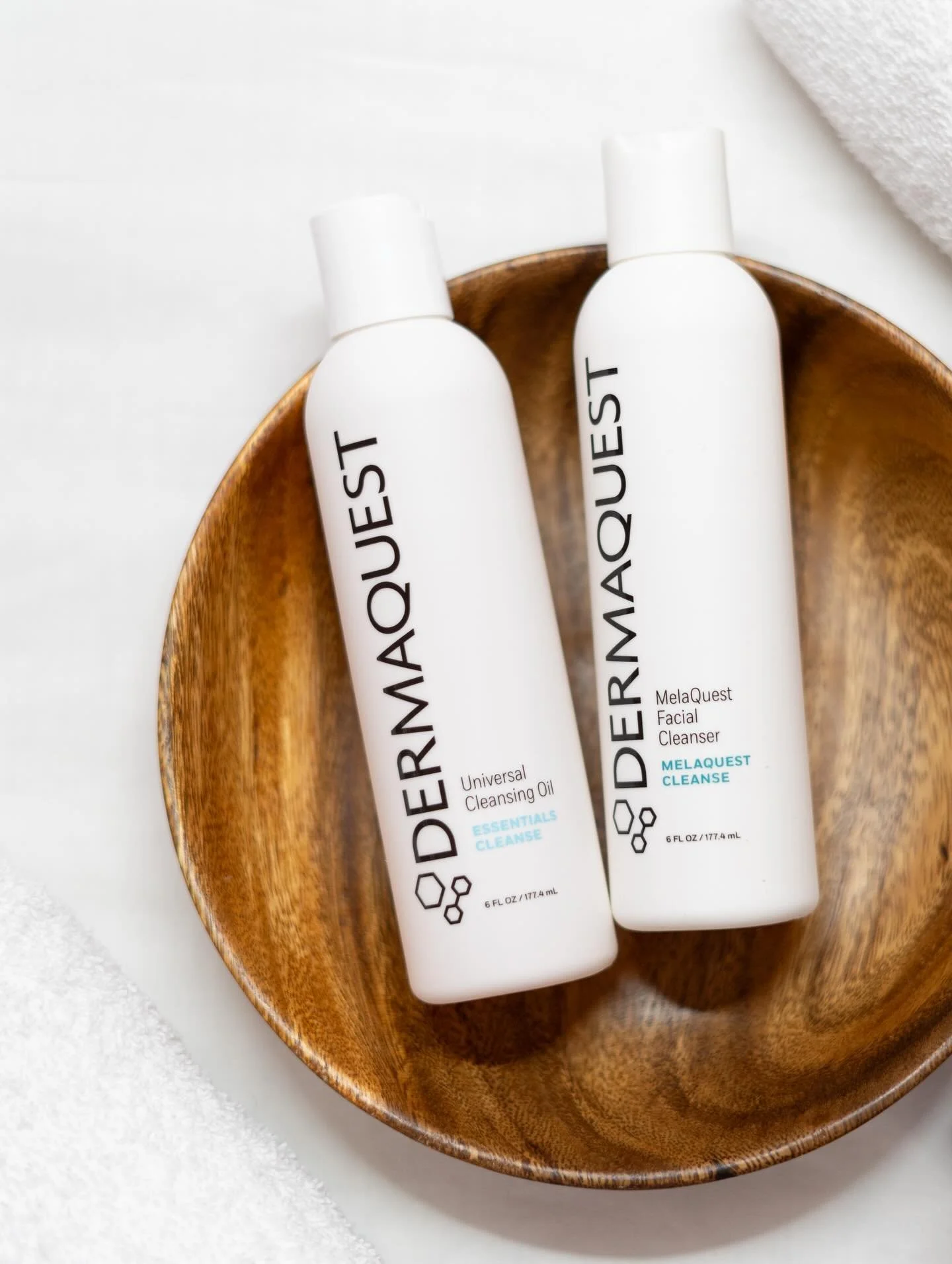 My favourite double cleanse!

🫧 1st Cleanse : 𝐔𝐧𝐢𝐯𝐞𝐫𝐬𝐚𝐥 𝐂𝐥𝐞𝐚𝐧𝐬𝐢𝐧𝐠 𝐎𝐢𝐥

A skin-balancing powerhouse made for every skin type&mdash;even oily or breakout-prone. This luxe blend of jojoba, almond, and botanical oils melts away make