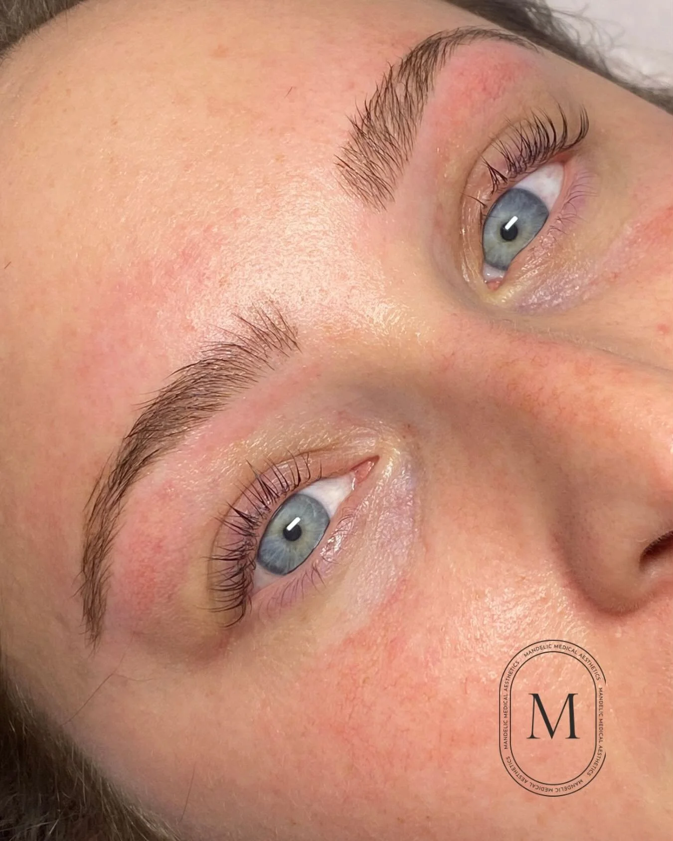 Barely-there lashes &amp; brushed-up brows by Marissa &mdash; soft, natural, 𝘦𝘧𝘧𝘰𝘳𝘵𝘭𝘦𝘴𝘴𝘭𝘺 𝘴𝘵𝘶𝘯𝘯𝘪𝘯𝘨. And yes&hellip; those baby blues are doing ALL the talking 💙👀

✨ Last-minute holiday glam?
Marissa still has a few spots before 