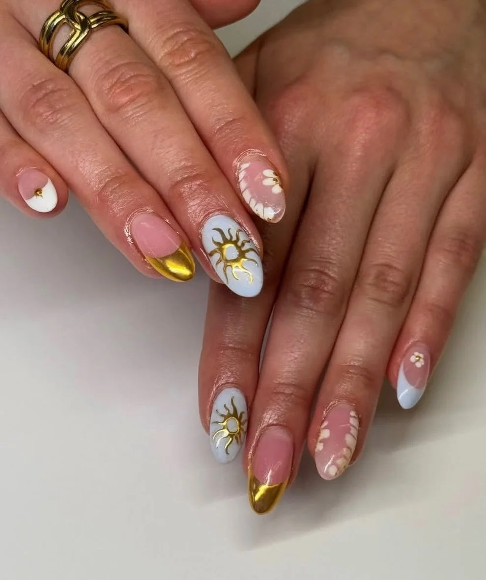 Golden Hour 🌞 

This is your sign to book with Kaila and go a little extra. 

#gelnails #nailart #norfolkcountynails #waterfordnails #chromenailart