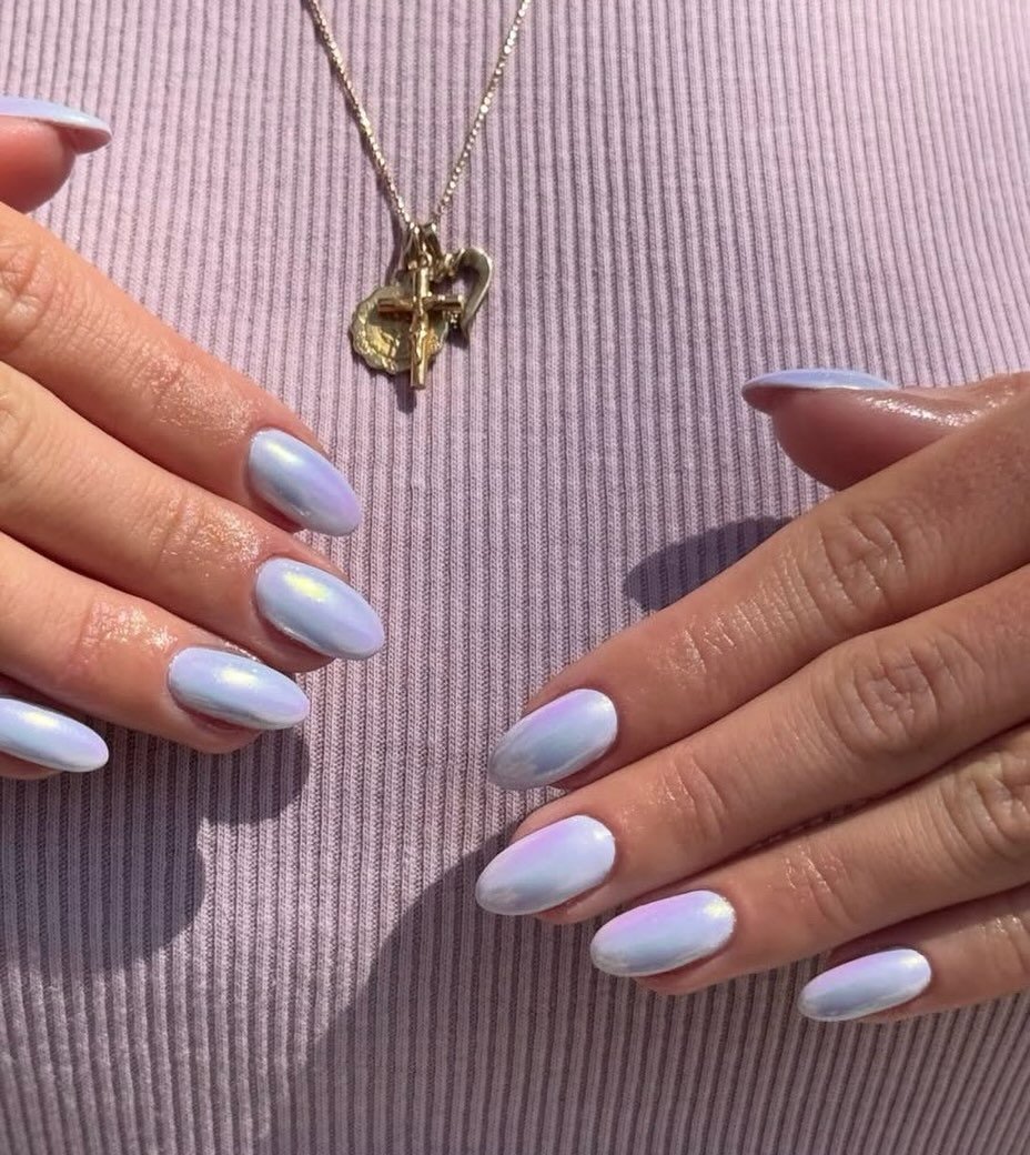 lavender chrome in the sunshine just hits different ☁️🫧✨

book with @gelnailsbykaila 

#mandelicmedicalaesthetics #chromenails #gelnails #summernails #norfolkcountyontario
