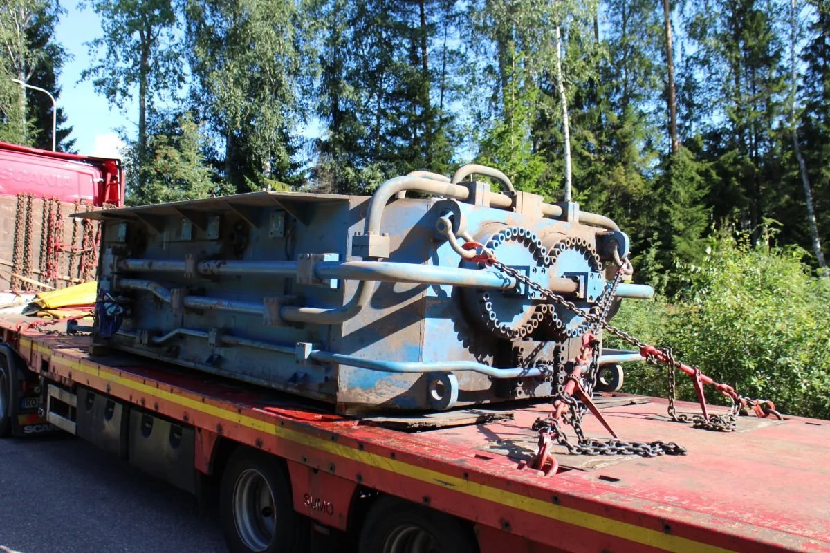 Teräskolmion Röykän pisteeseen saapuvia paalainkoneen osia