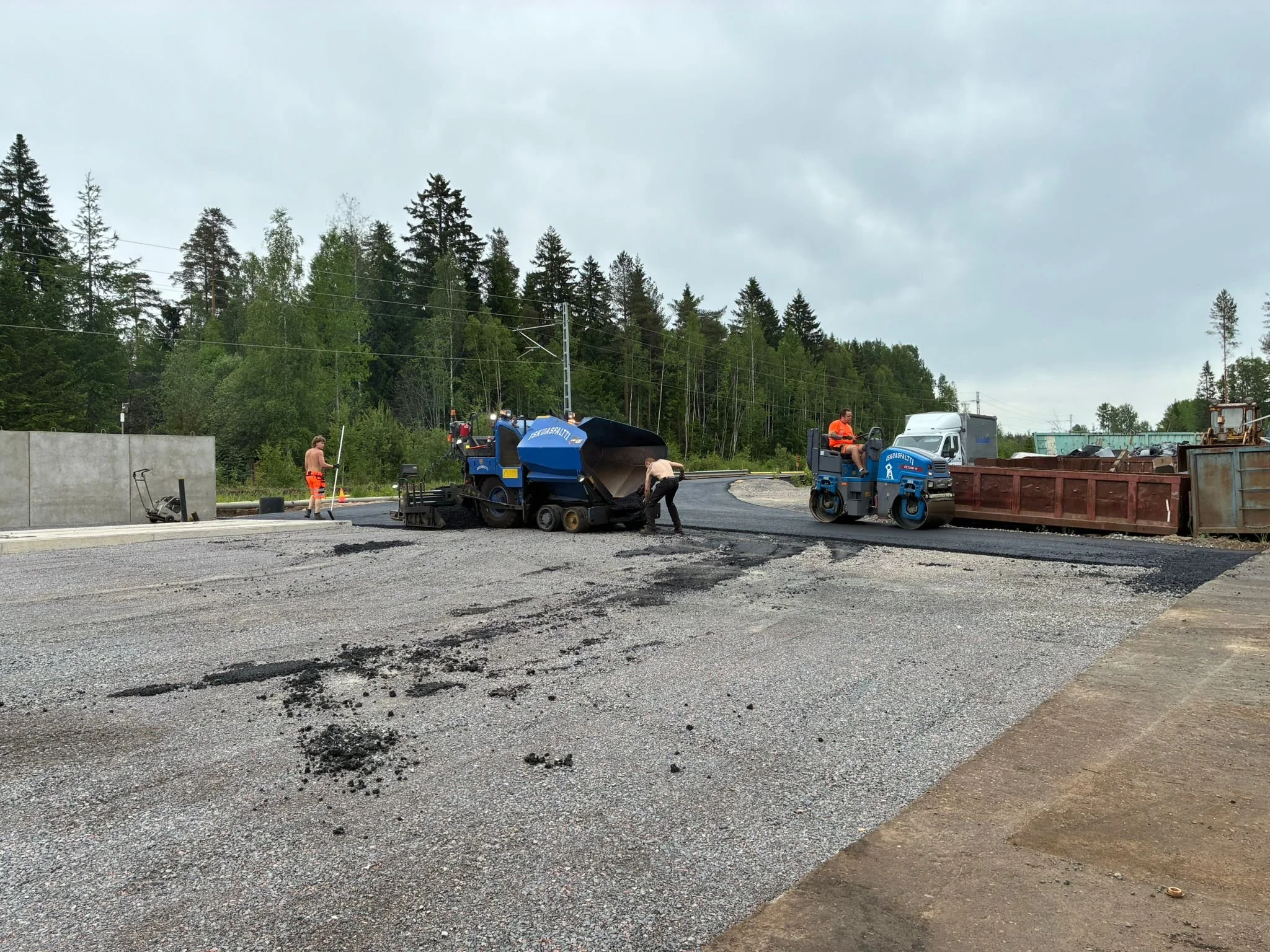 Kuvassa adfaltoidaan teräskolmion Röykän kenttää uutta tuotantokonetta varten