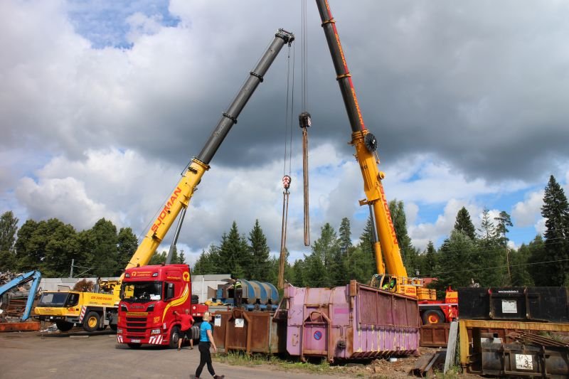 Teräskolmion Röykän pisteeseen saapuvia paalainkoneen osia
