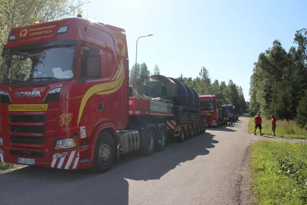 Teräskolmion Röykän pisteeseen saapuvia paalainkoneen osia