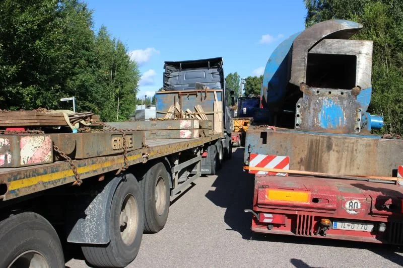 Teräskolmion Röykän pisteeseen saapuvia paalainkoneen osia