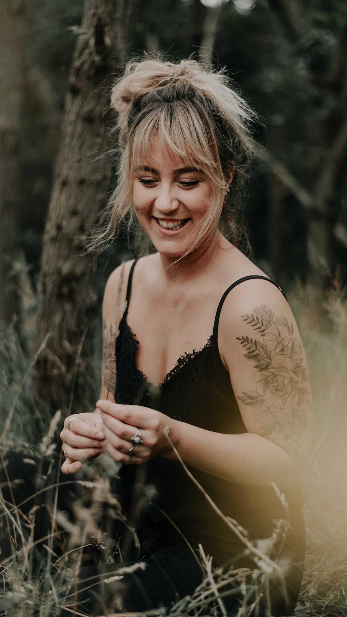 Lieve vrouwen,
Het leven is te kort om je constant zorgen te maken over je lichaam. Om jezelf klein te houden, niet te genieten, alleen maar om te voldoen aan een onrealistisch schoonheidsideaal. Je lichaam verandert, groeit en draagt je door het