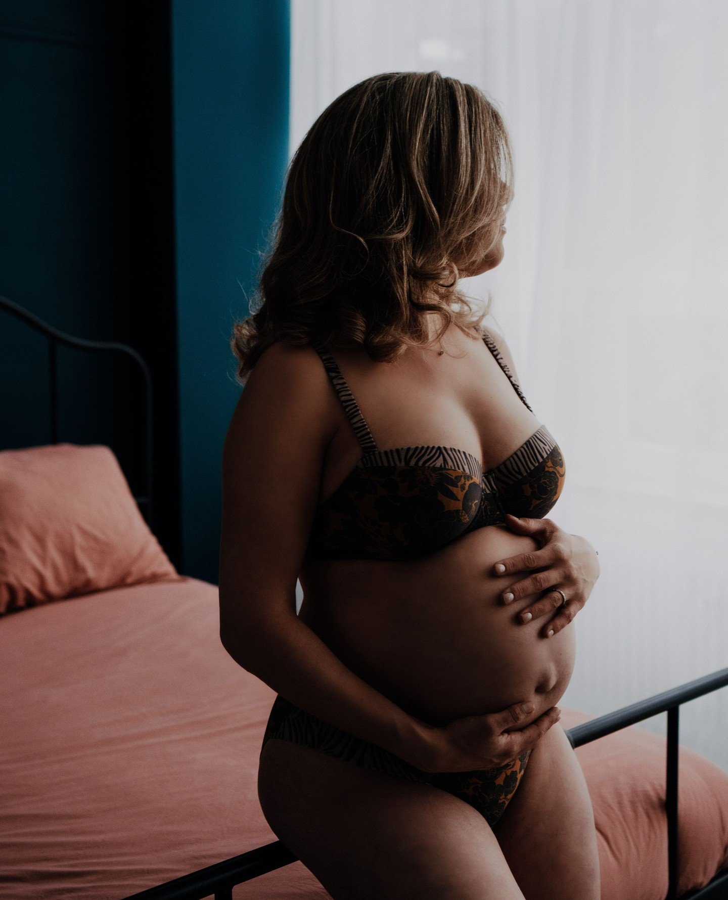 Het magische tijdvenster voor je zwangerschaps boudoir! 🤰
Week 32-34: de GOUDEN PERIODE voor je zwangerschapsfotoshoot! 📸✨Waarom juist nu? Je buik is prachtig rond, je huid straalt, en je hebt die onmiskenbare zwangerschapsgloed! 💫
In deze