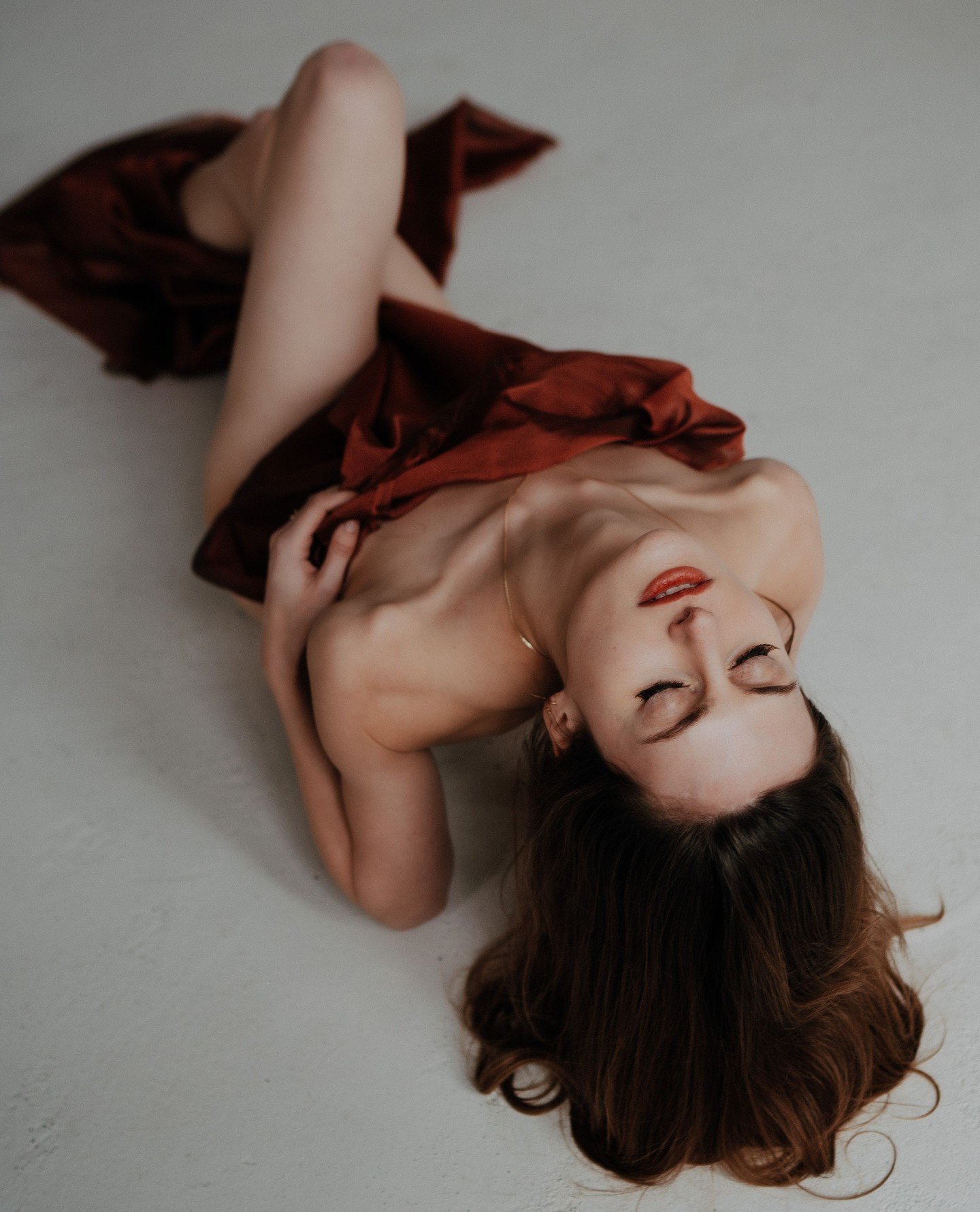 "Wanneer het licht op de juiste manier valt, zie je niet alleen een persoon, maar een verhaal." ✨️
Deze woorden resoneerden tijdens een recente shoot met een fantastische vrouw die twijfelde over haar uiterlijk. Wat zij als 'probleem' za