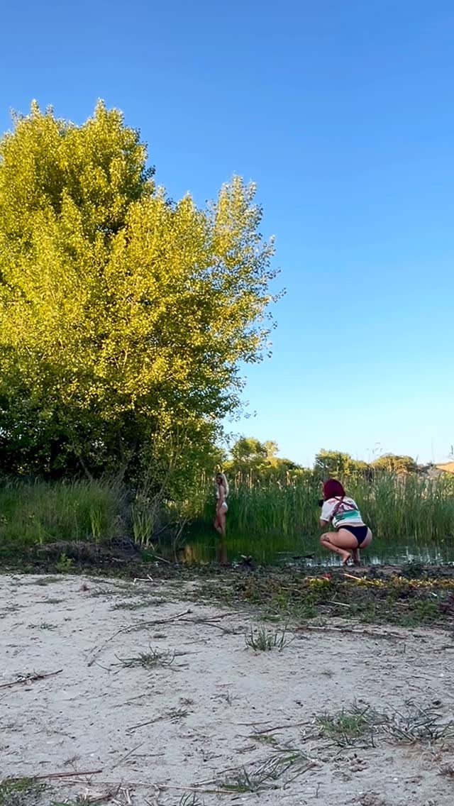 Ik maakte mijn eerste zelfportret -in boudoir stylo- omdat ik nieuwsgierig was. Niet omdat ik mezelf zo mooi vond. Eigenlijk helemaal niet. Ik was vooral bezig met wat er allemaal mis was: te dik hier, te slap daar, die plekjes/striae/littekens.
Die