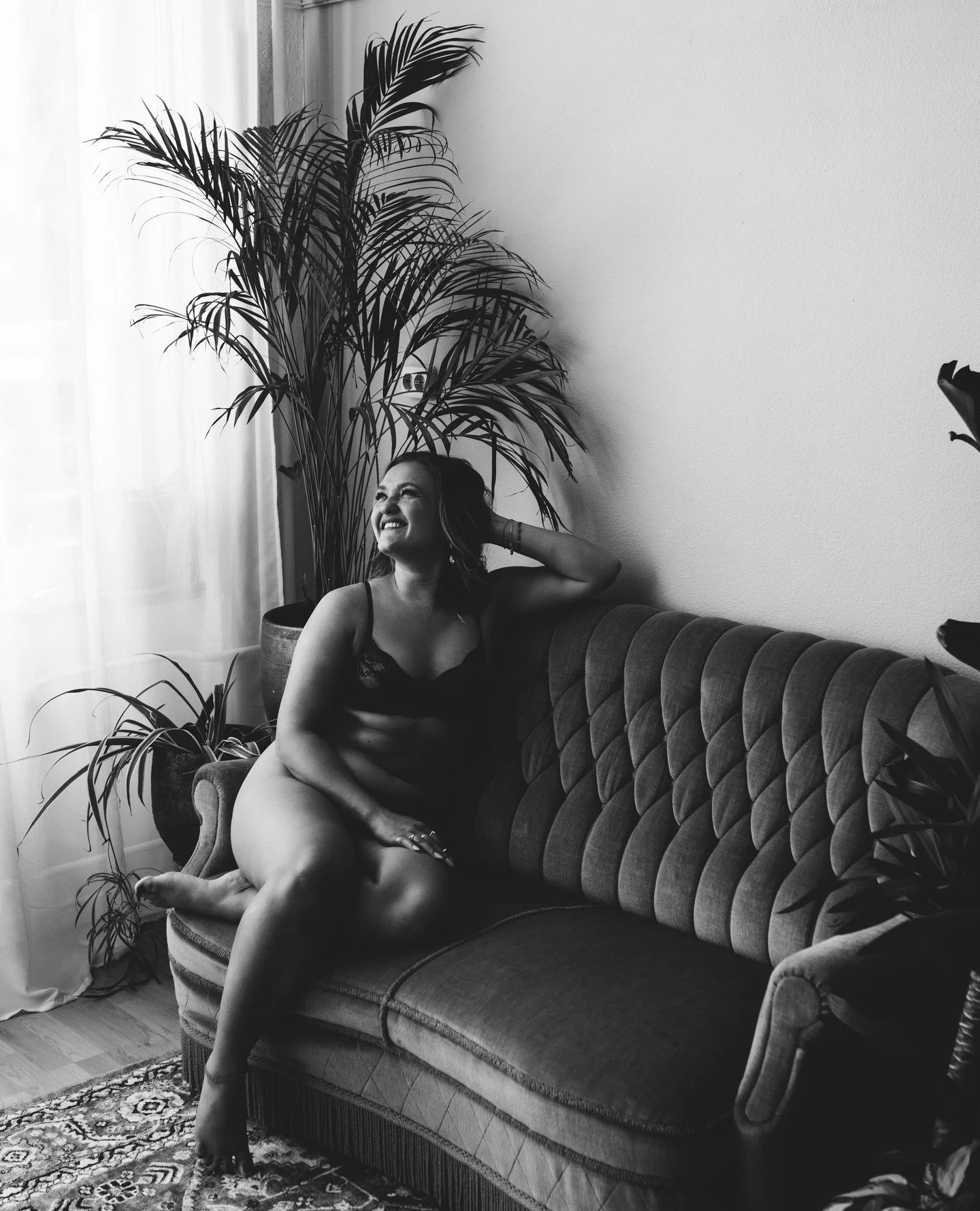 De wereld heeft vrouwen nodig die heel zijn 🌿⁠
⁠
Een geheelde vrouw herkent haar waarde niet in perfectie, maar in haar vermogen om zowel zacht als sterk te zijn. Ze weet dat haar kwetsbaarheid geen zwakte is, maar een poort naar diepe verbinding.⁠
