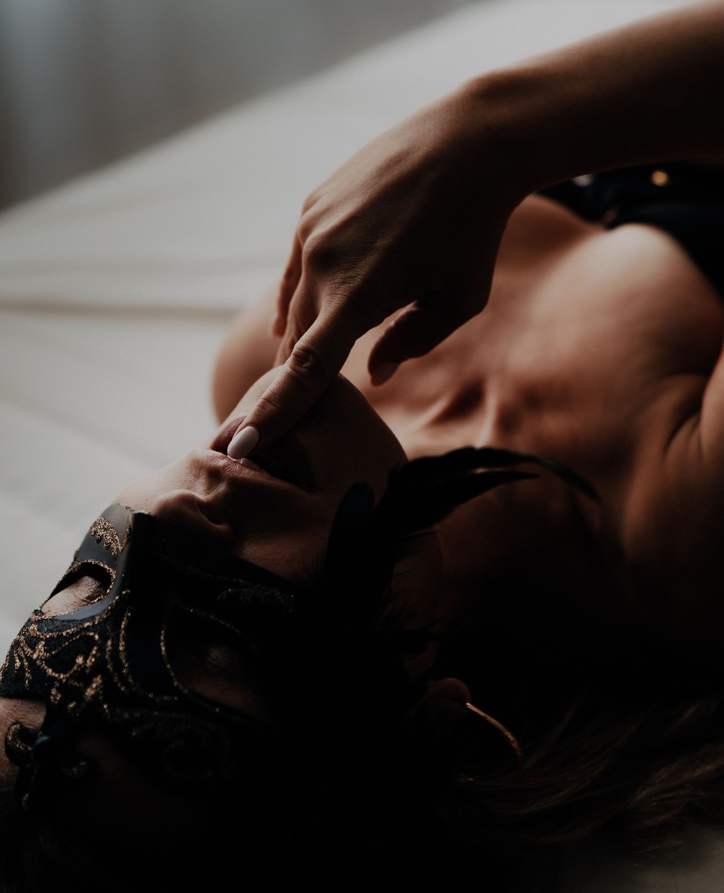 Een brief aan de vrouw die twijfelt..🤔
Aan de vrouw die twijfelt of ze een boudoir shoot aandurft,
Die gedachten in je hoofd? Die stem die zegt "later, als ik afgevallen ben" of "wanneer ik me zekerder voel"?
Die stem li