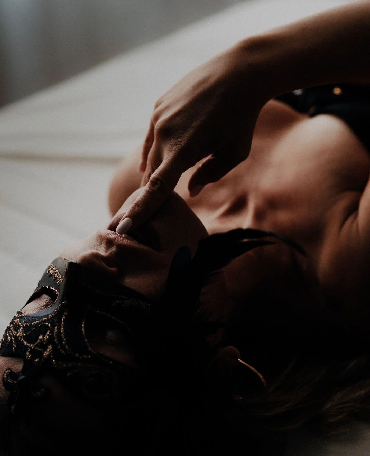 Een brief aan de vrouw die twijfelt..🤔⁠
⁠
Aan de vrouw die twijfelt of ze een boudoir shoot aandurft,⁠
⁠
Die gedachten in je hoofd? Die stem die zegt &quot;later, als ik afgevallen ben&quot; of &quot;wanneer ik me zekerder voel&quot;?⁠
⁠
Die stem li