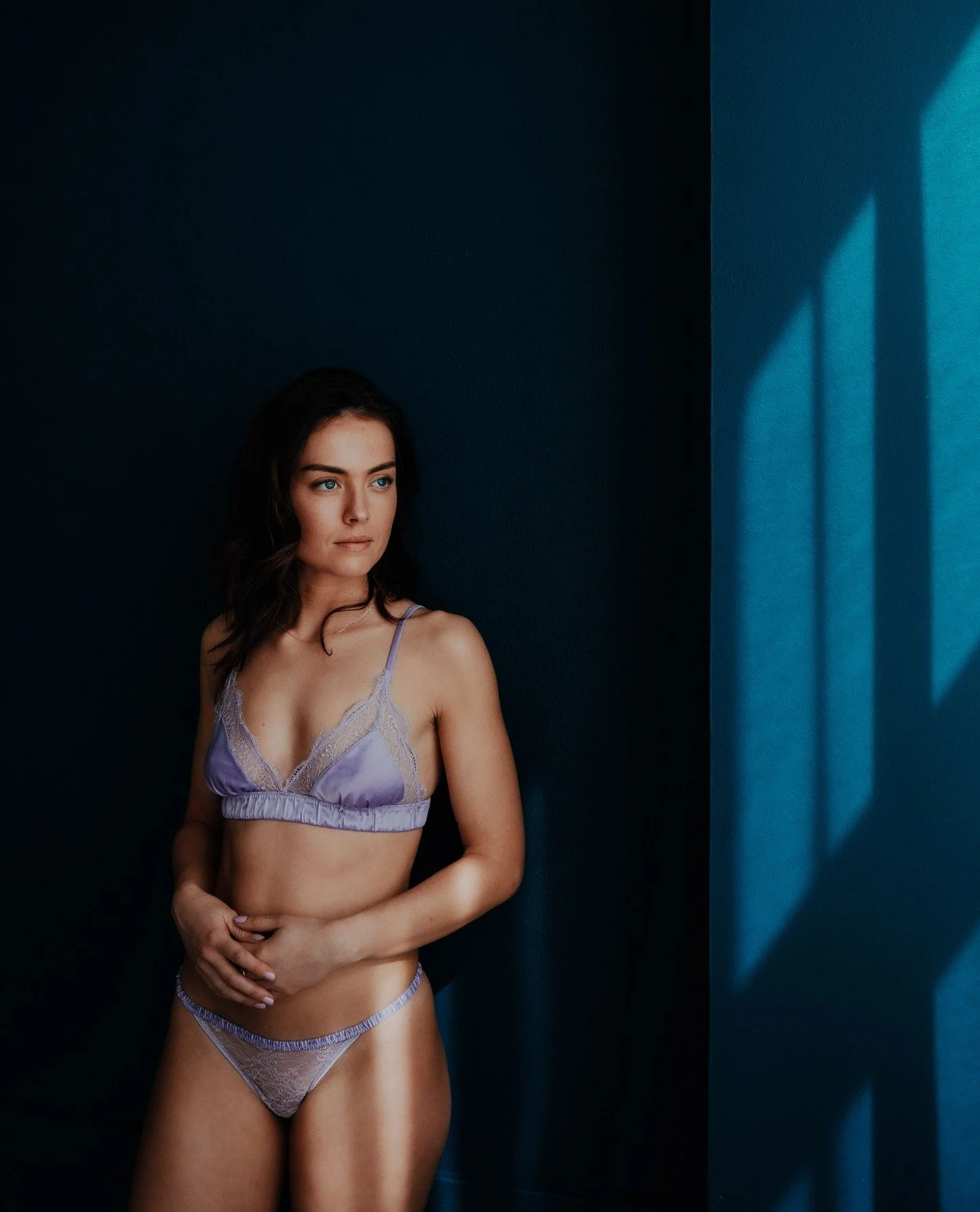 Een boudoir shoot is zoveel meer dan foto's - het is een liefdesbrief aan jezelf die de tijd overwint. ⁠💌⁠
⁠
Stel je voor: jij, over twintig, dertig, vijftig jaar, bladert door beelden die de essentie van wie je nu bent hebben gevangen. Die zachte g